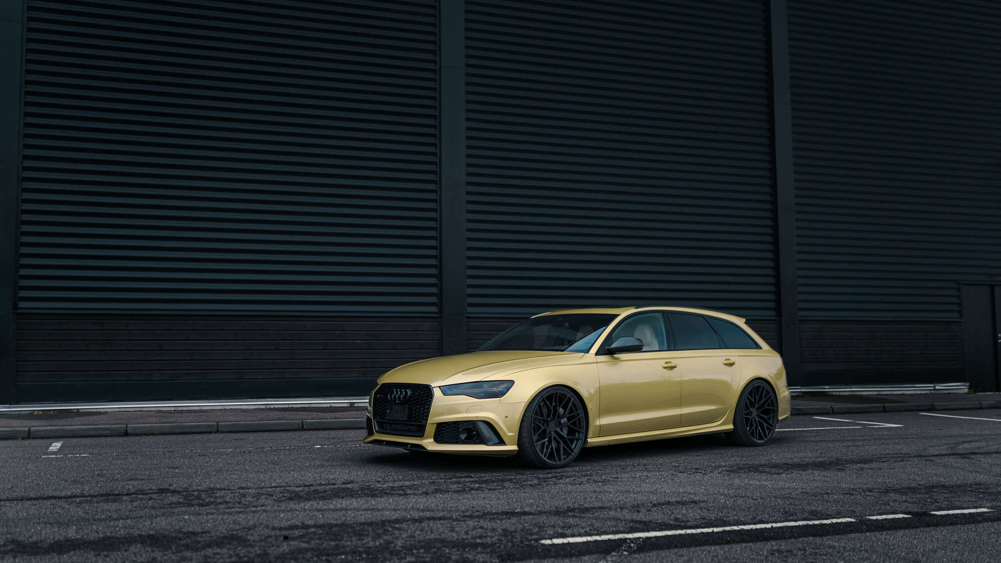 Exterior image of 2016 Audi RS6 Avant Exclusive (41)