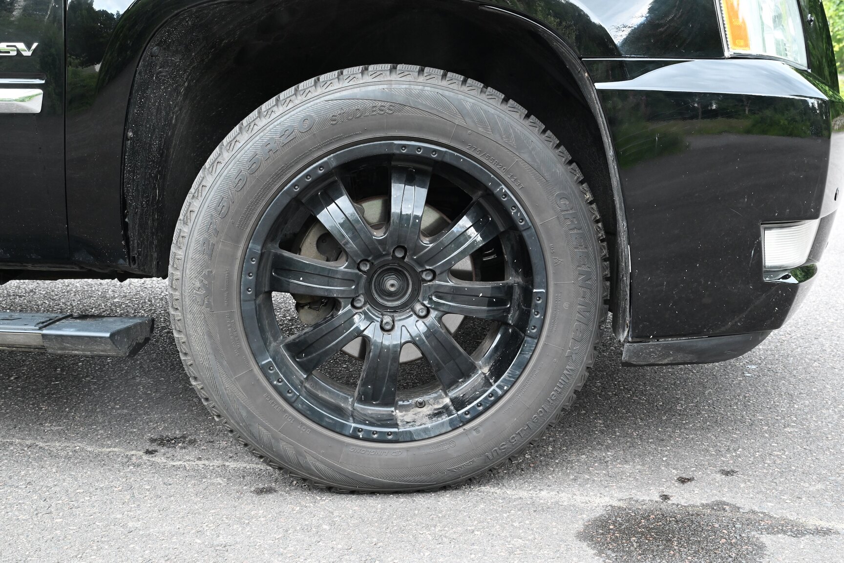 Exterior image of 2010 Cadillac Escalade ESV 6.2 Flexfuel