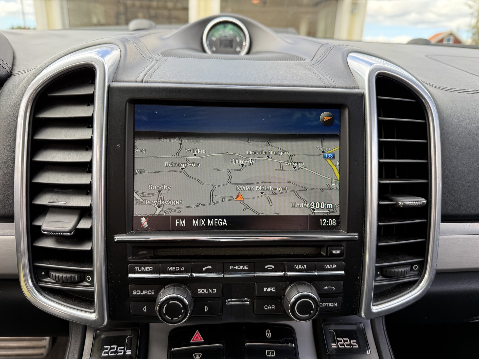 Interior image of 2013 Porsche Cayenne GTS