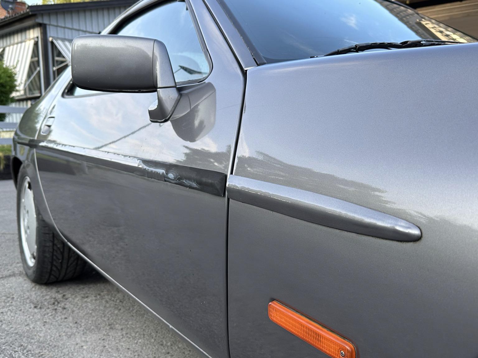 Exterior image of 1985 Porsche 928 (18)