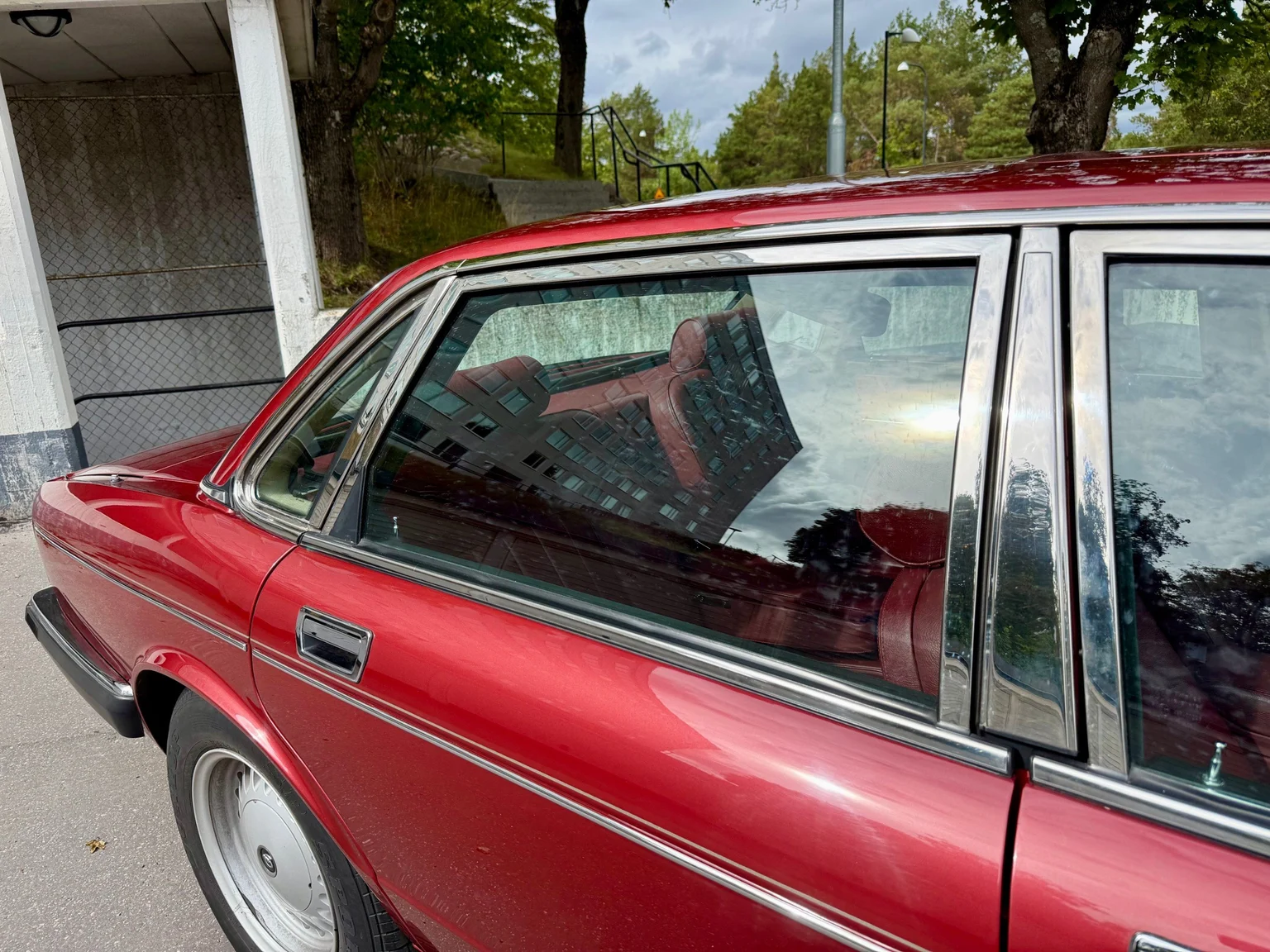 Exterior image of 1988 Daimler Six (34)