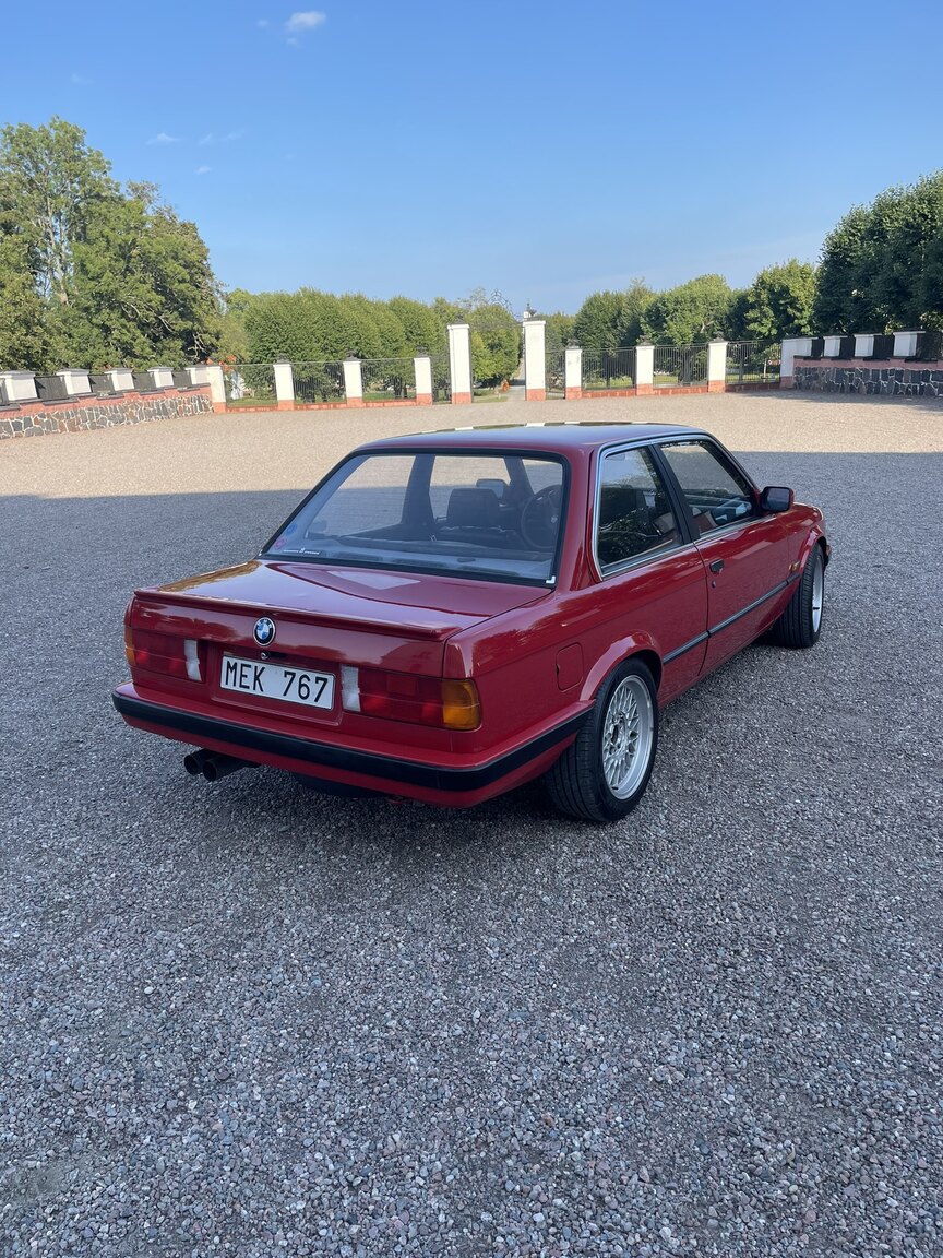 Exteriörbild på 1987 BMW 320i