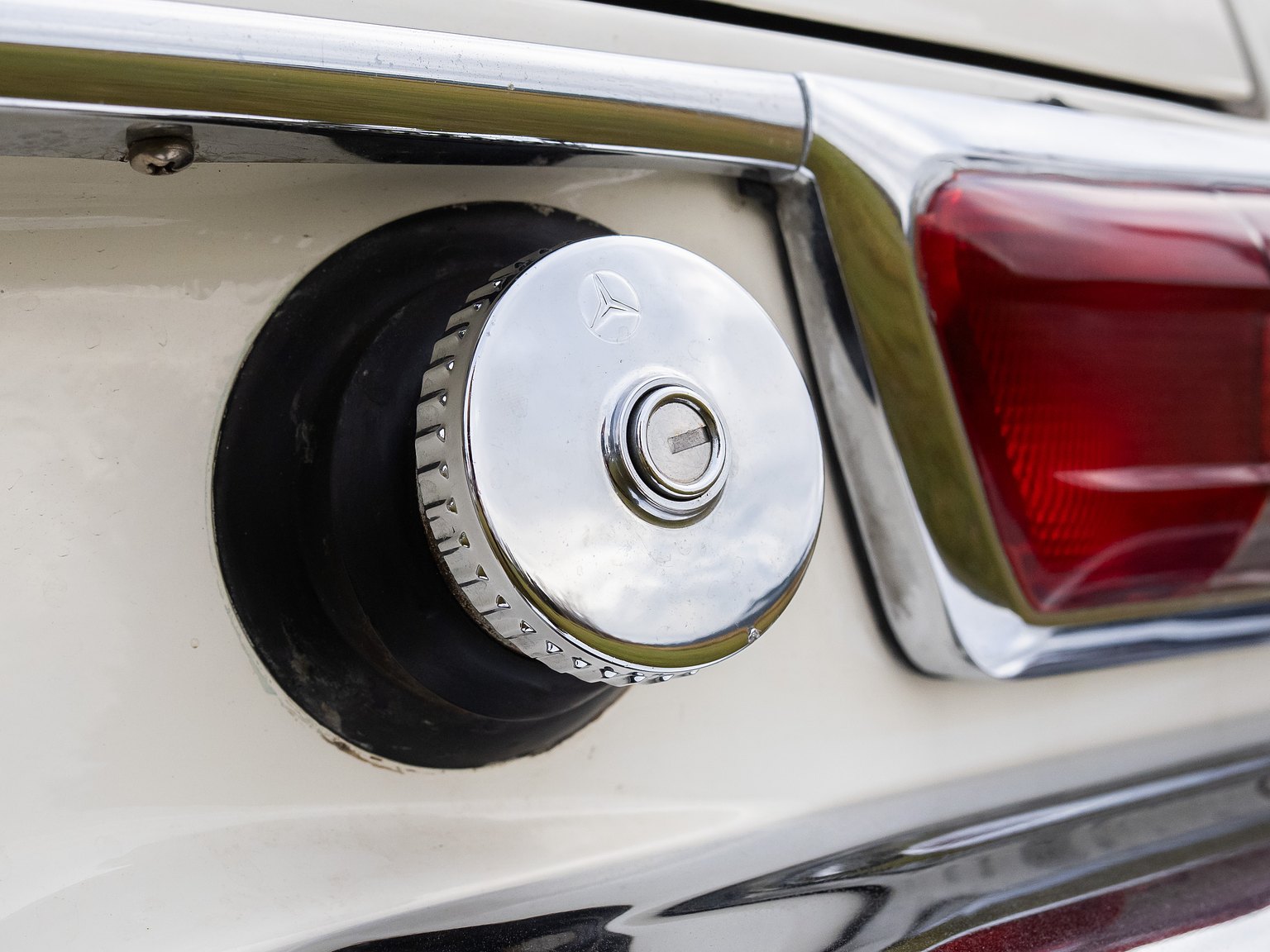 Exteriörbild på 1966 Mercedes-Benz 230 SL "Pagoda"