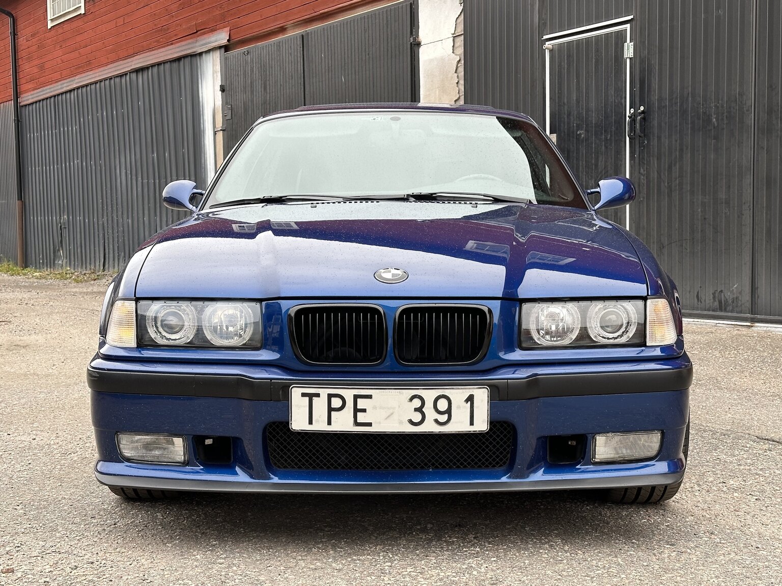 Exterior image of 1996 BMW 328i Coupé E36 M-Sport (3)