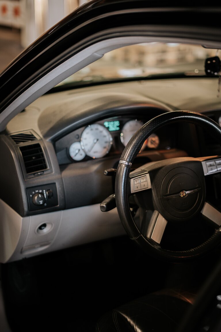 Interior image of 2006 Chrysler 300C SRT-8 (34)