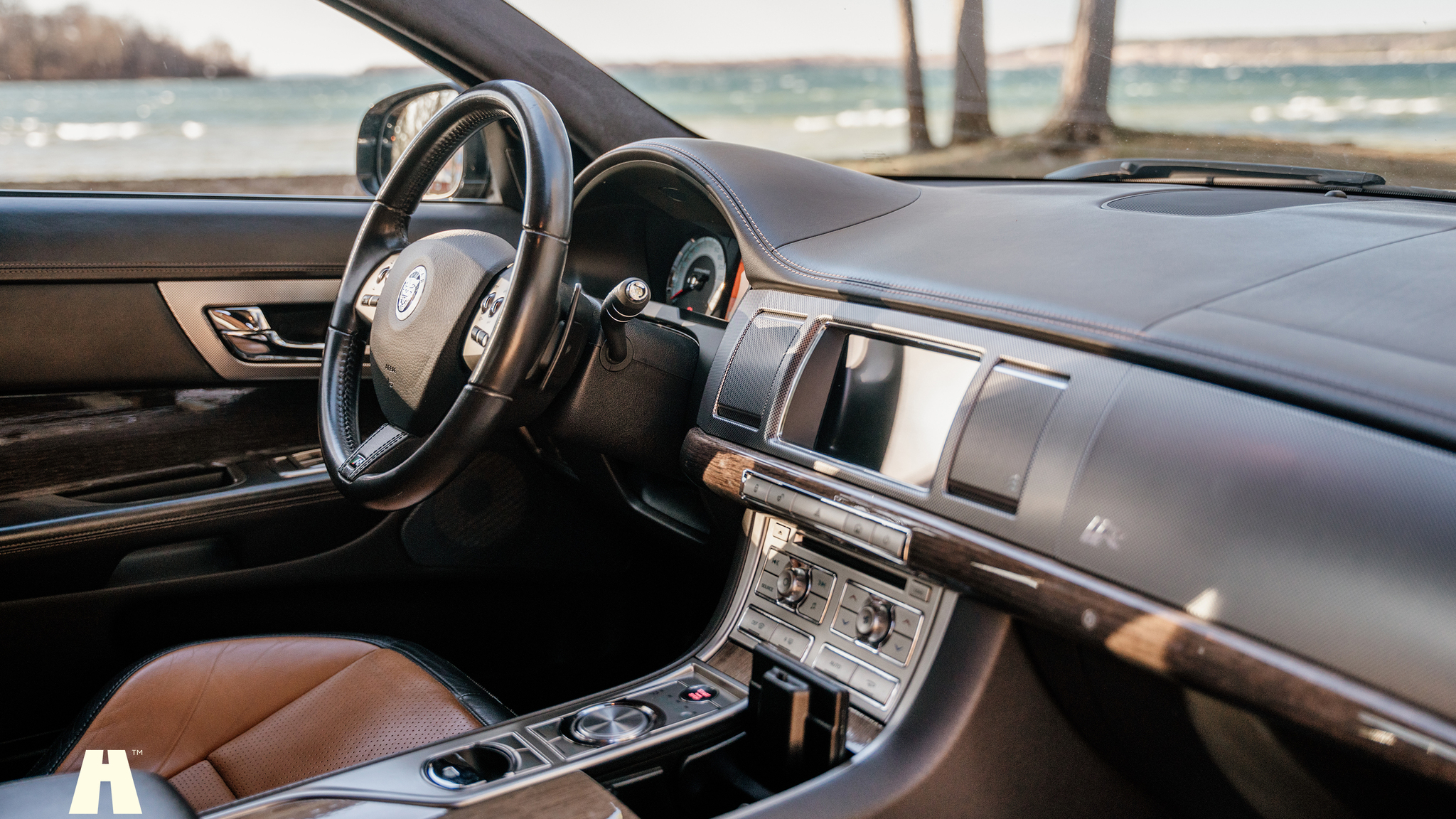 Interior image of 2010 Jaguar XFR (5)