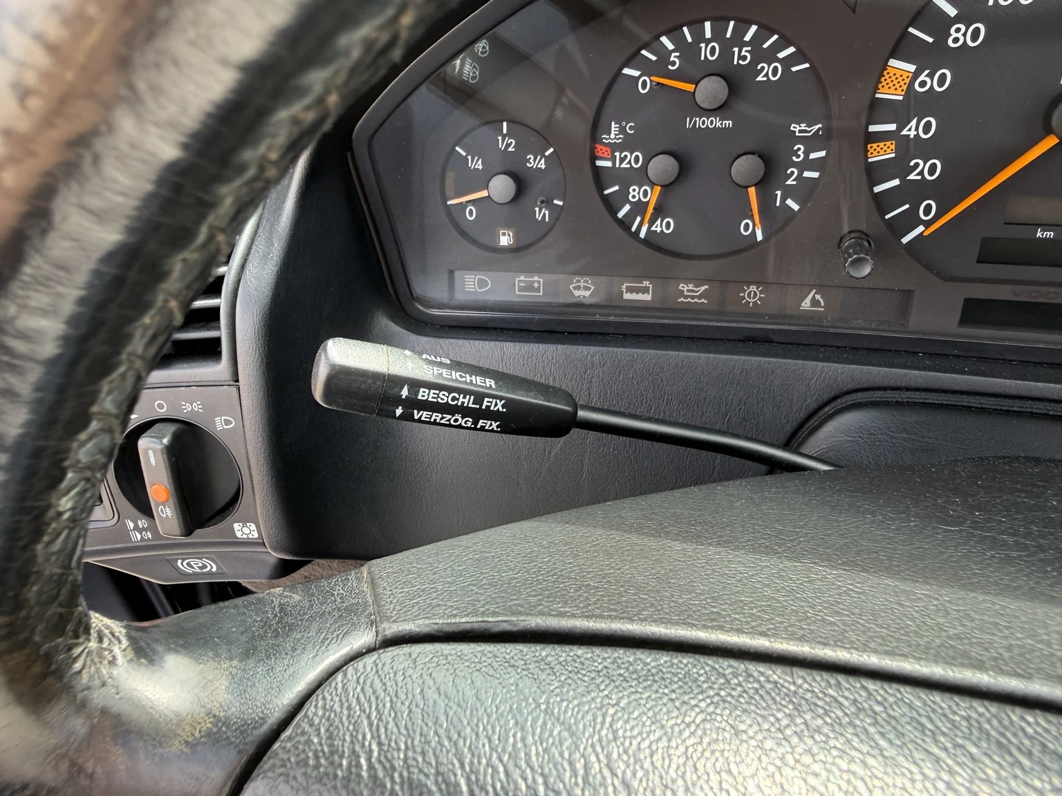 Interior image of 1995 Mercedes-Benz SL 500 (38)