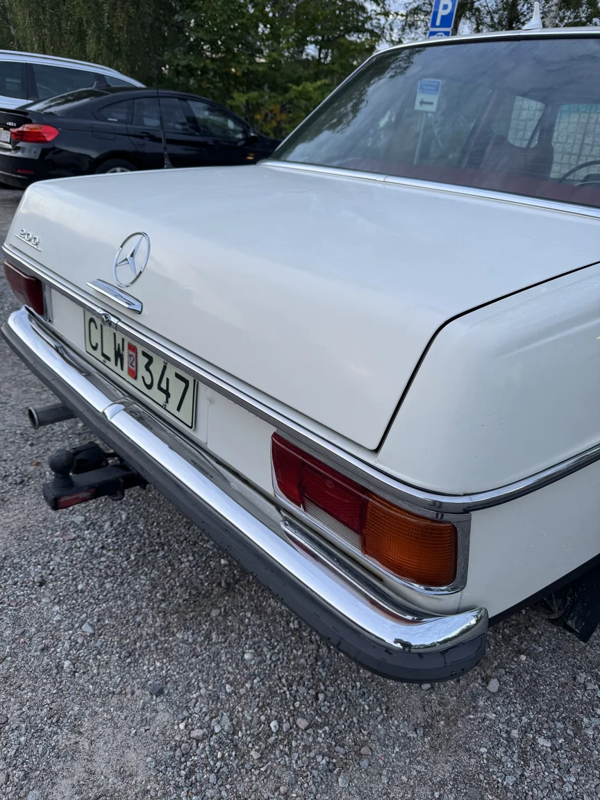 Exteriörbild på 1972 Mercedes-Benz 200 (59)