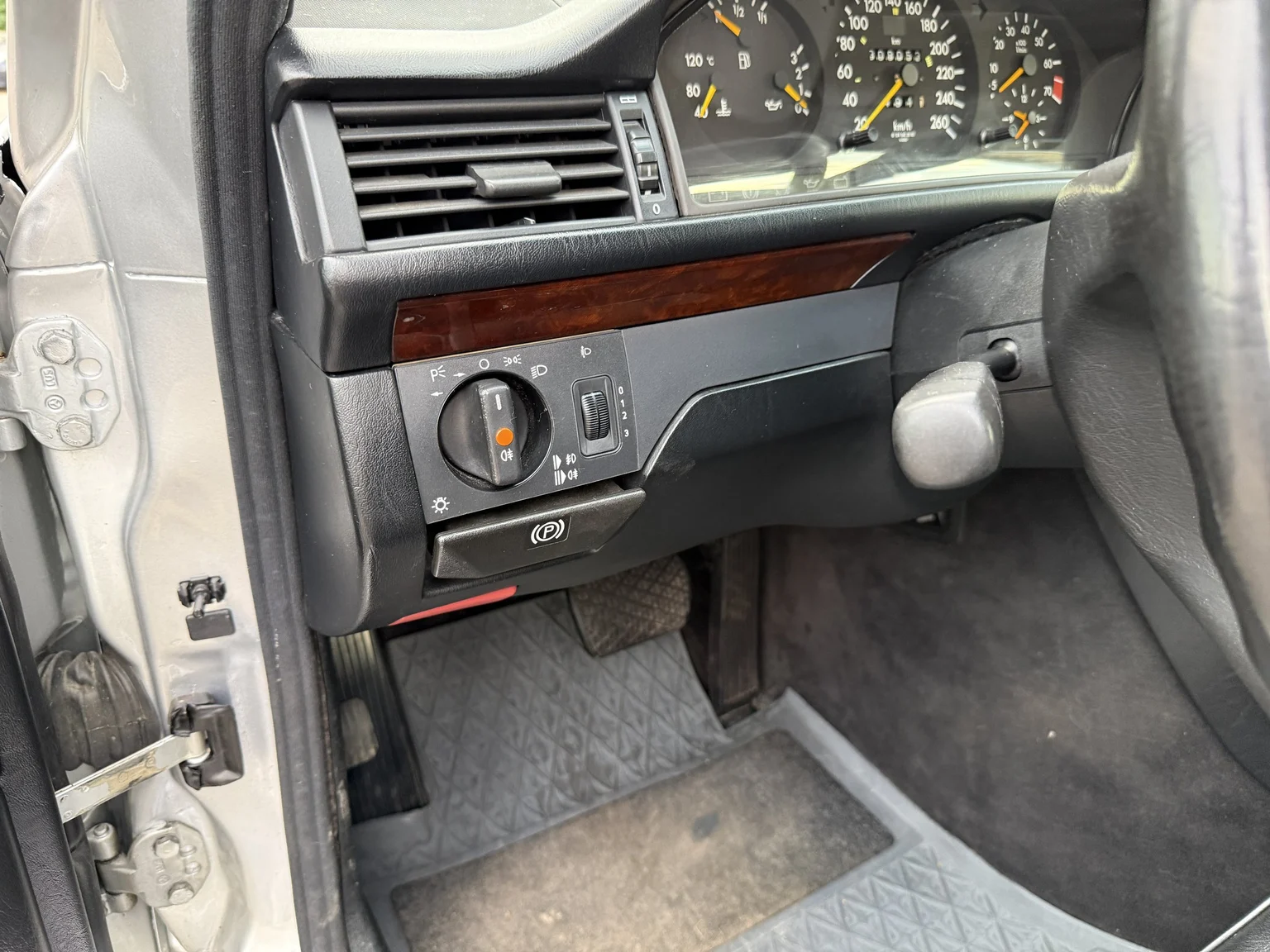 Interior image of 1994 Mercedes-Benz E 320 T (8)