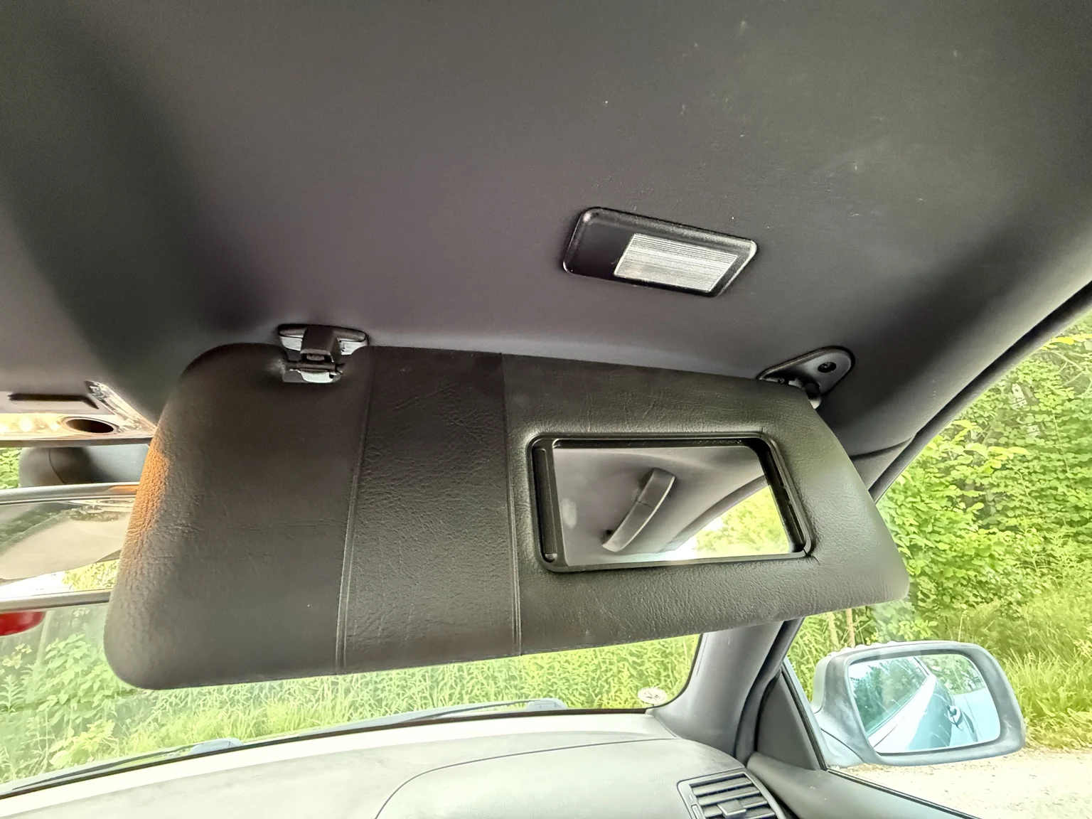 Interior image of 2005 BMW 320Ci (24)