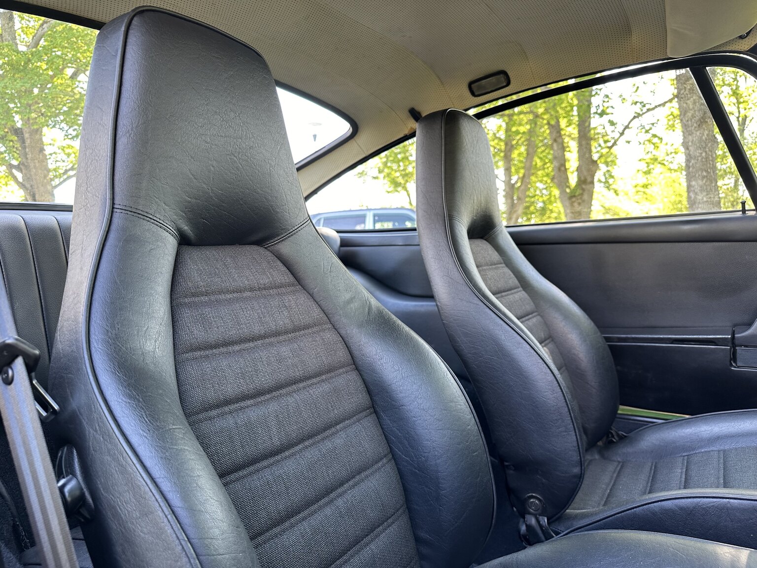 Interior image of 1975 Porsche 911