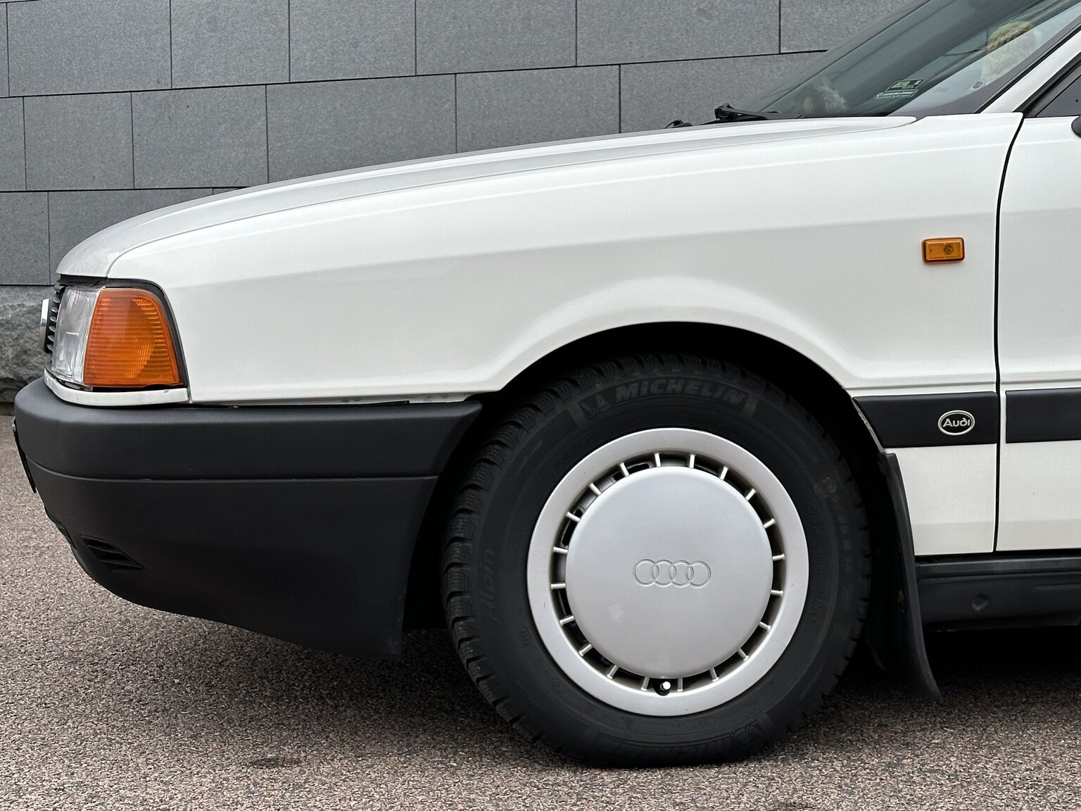 Exteriörbild på 1988 Audi 80 (11)