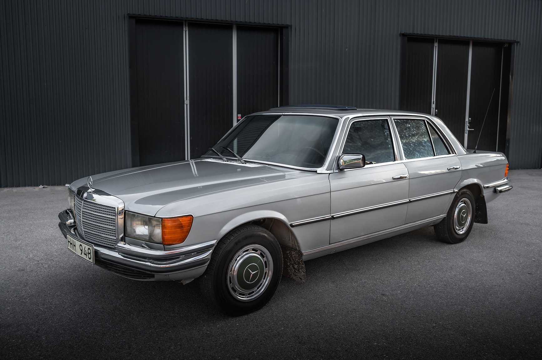Exteriörbild på 1975 Mercedes-Benz 280 SE 