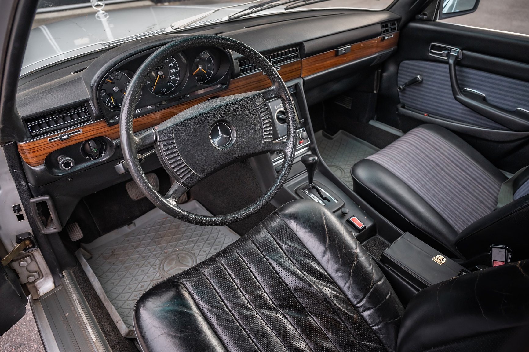 Interior image of 1975 Mercedes-Benz 280 SE 
