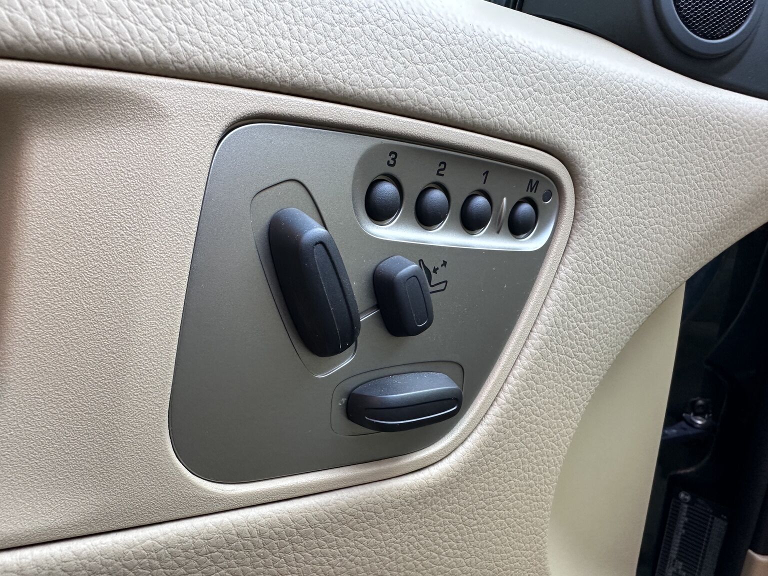 Interiörbild 2007 Jaguar XKR (24)