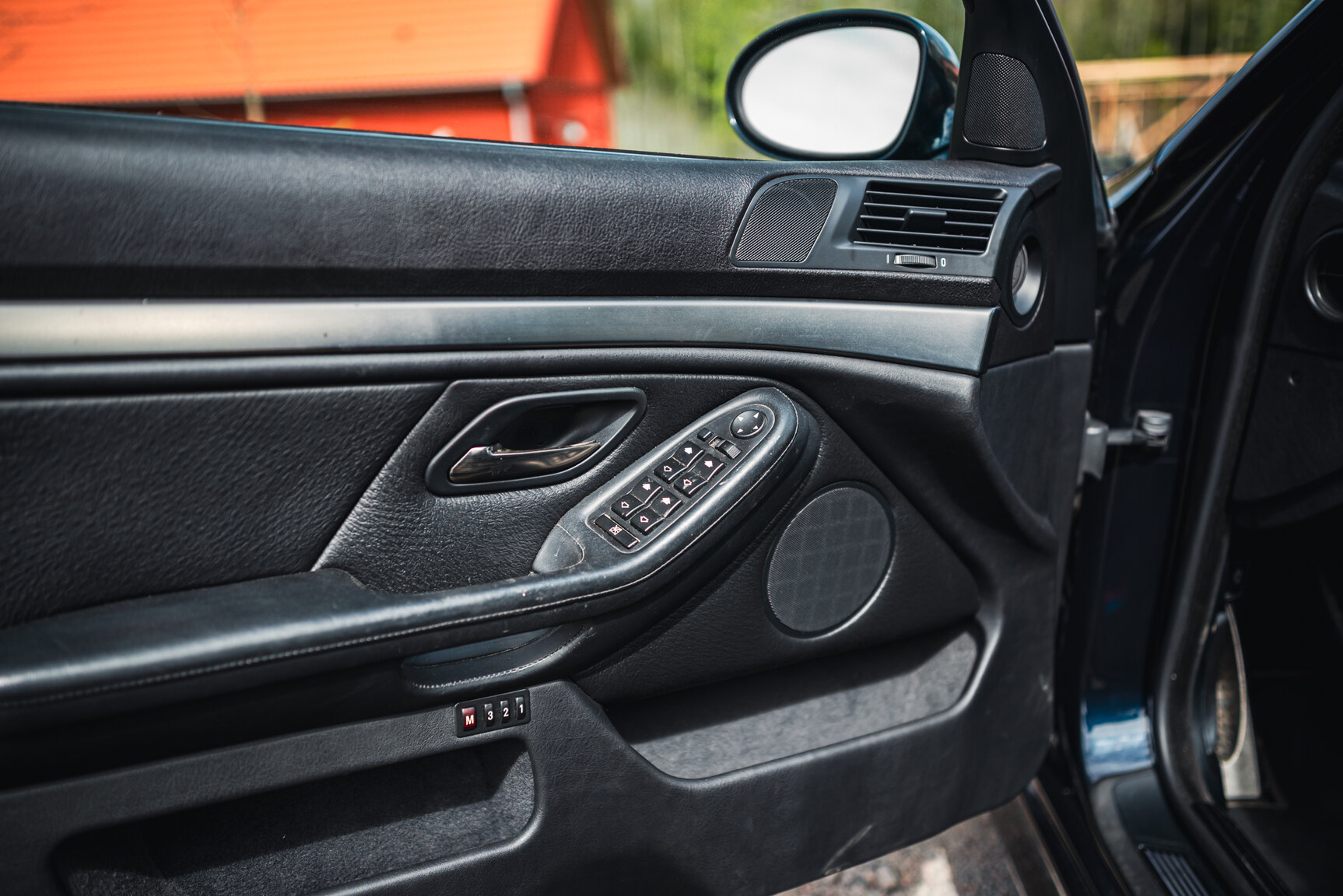 Interior image of 2000 BMW M5 E39