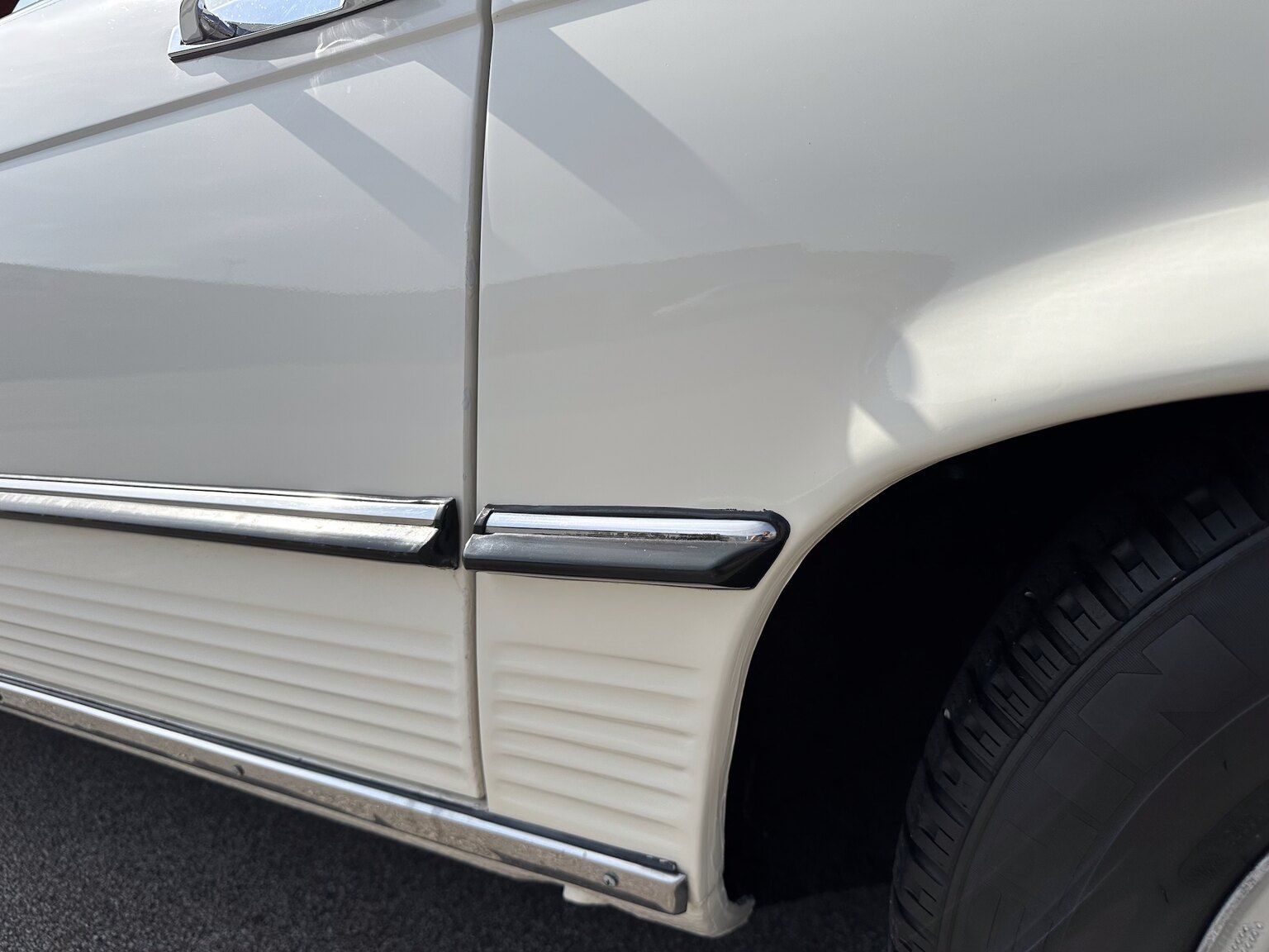 Exterior image of 1972 Mercedes-Benz 350 SL