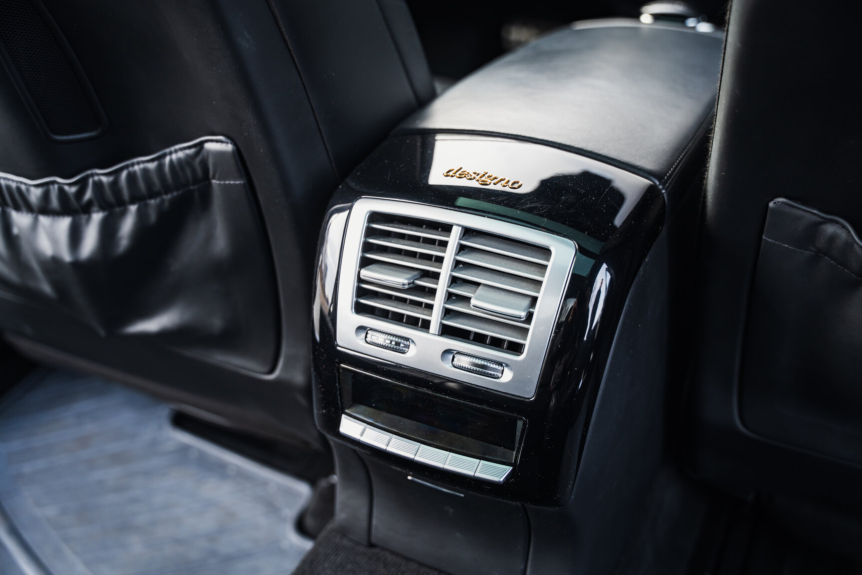 Interior image of 2011 Mercedes-Benz S600 (79)