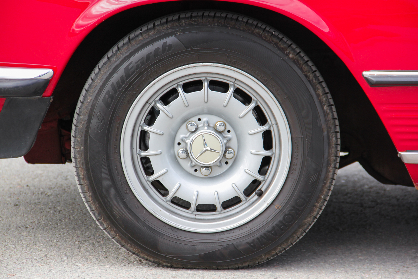 Exteriörbild på 1975 Mercedes-Benz 280 SL