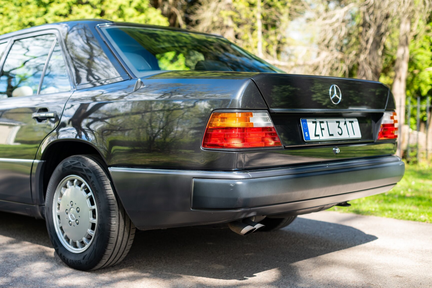 Exterior image of 1993 Mercedes-Benz 400 E