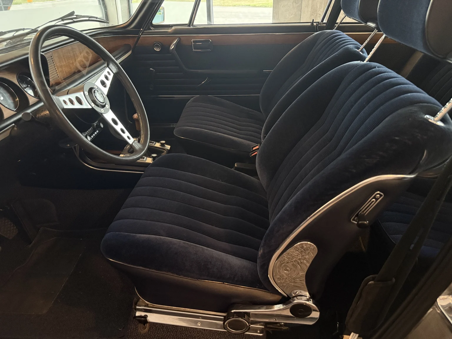 Innenraumfoto von 1972 BMW E9 3.0 CSI (7)
