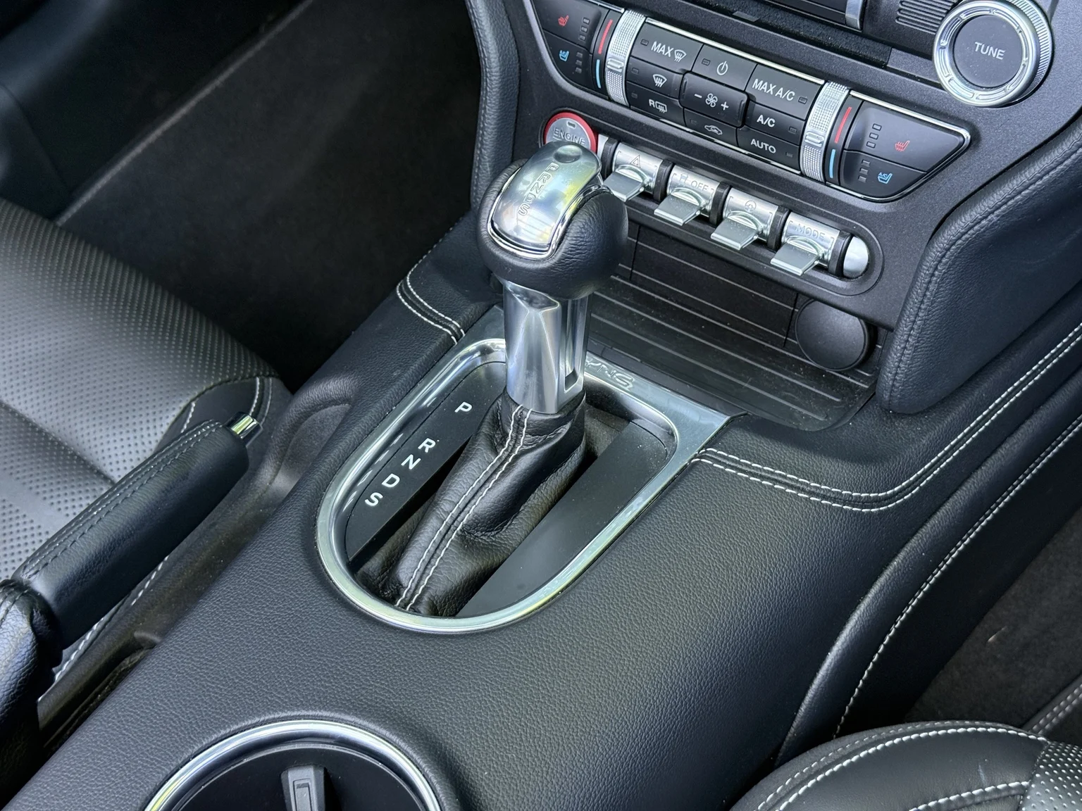 Innenraumfoto von 2021 Ford Mustang GT Cabriolet (29)