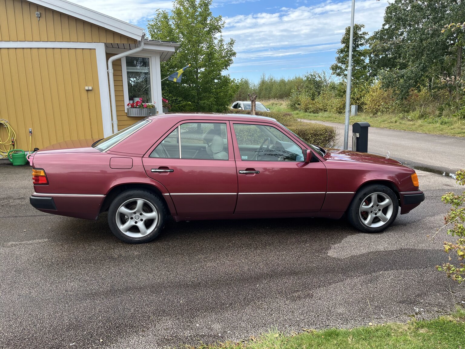 Exterior image of 1990 Mercedes-Benz 230 E