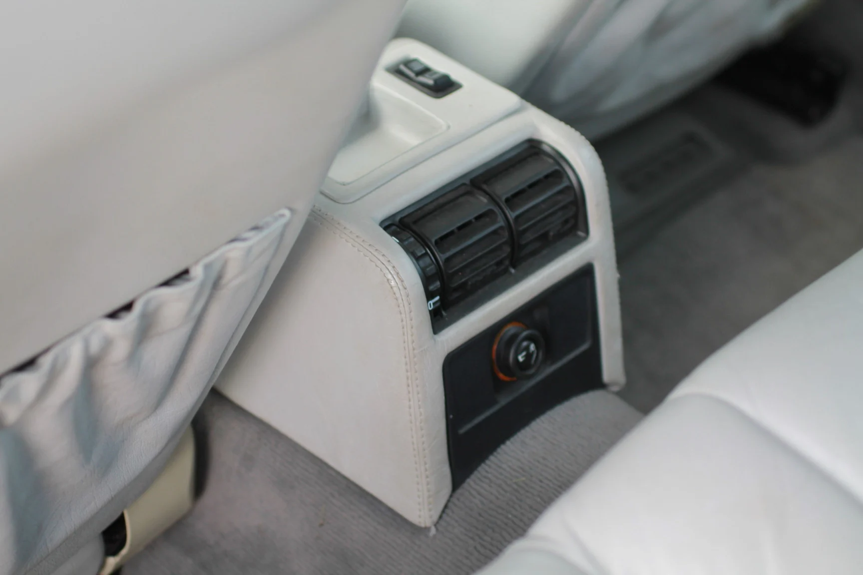 Innenraumfoto von 1993 BMW 540i Sedan (68)