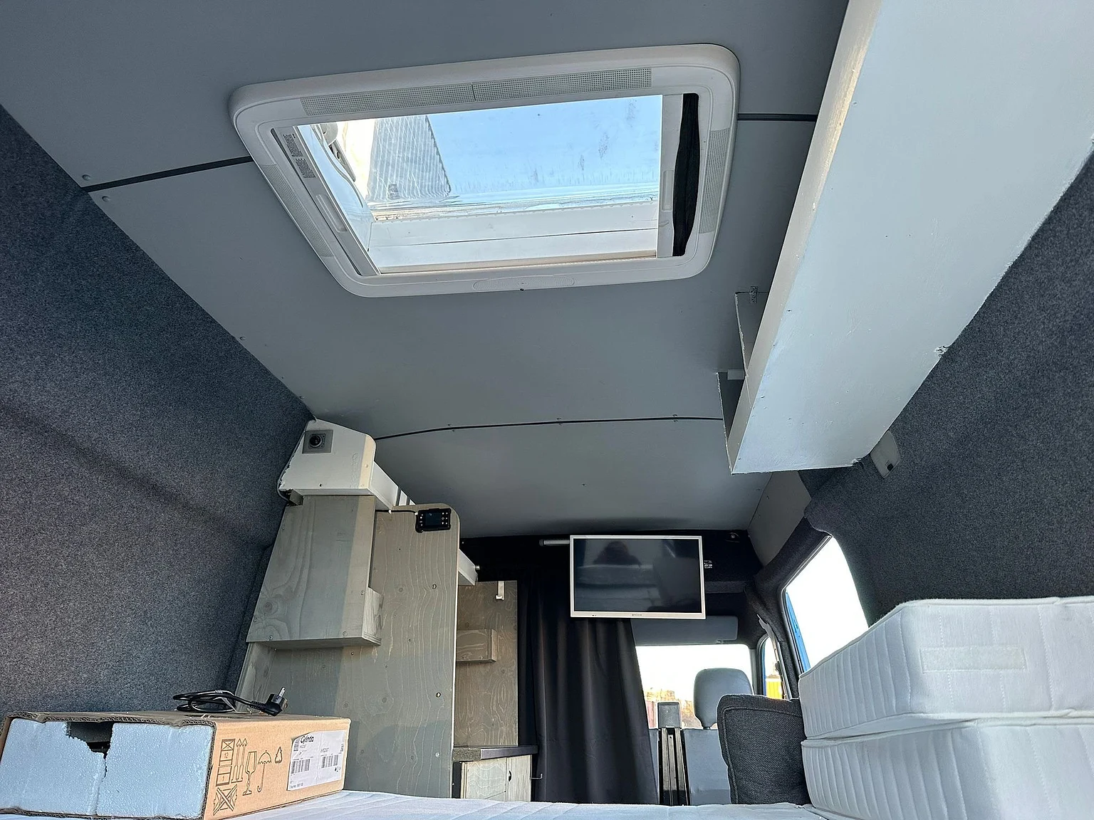 Interiörbild 2004 Mercedes-Benz Sprinter 4x4 Campervan/Overlander (13)