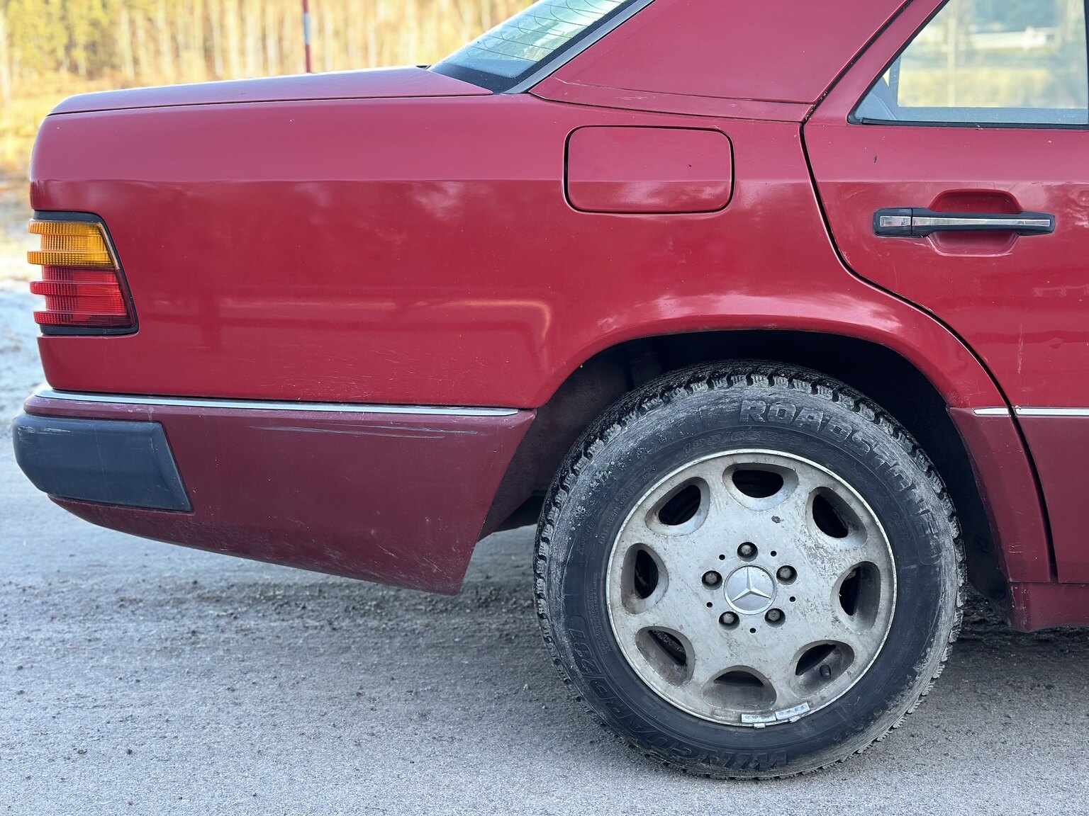 Exteriörbild på 1990 Mercedes-Benz 200 E