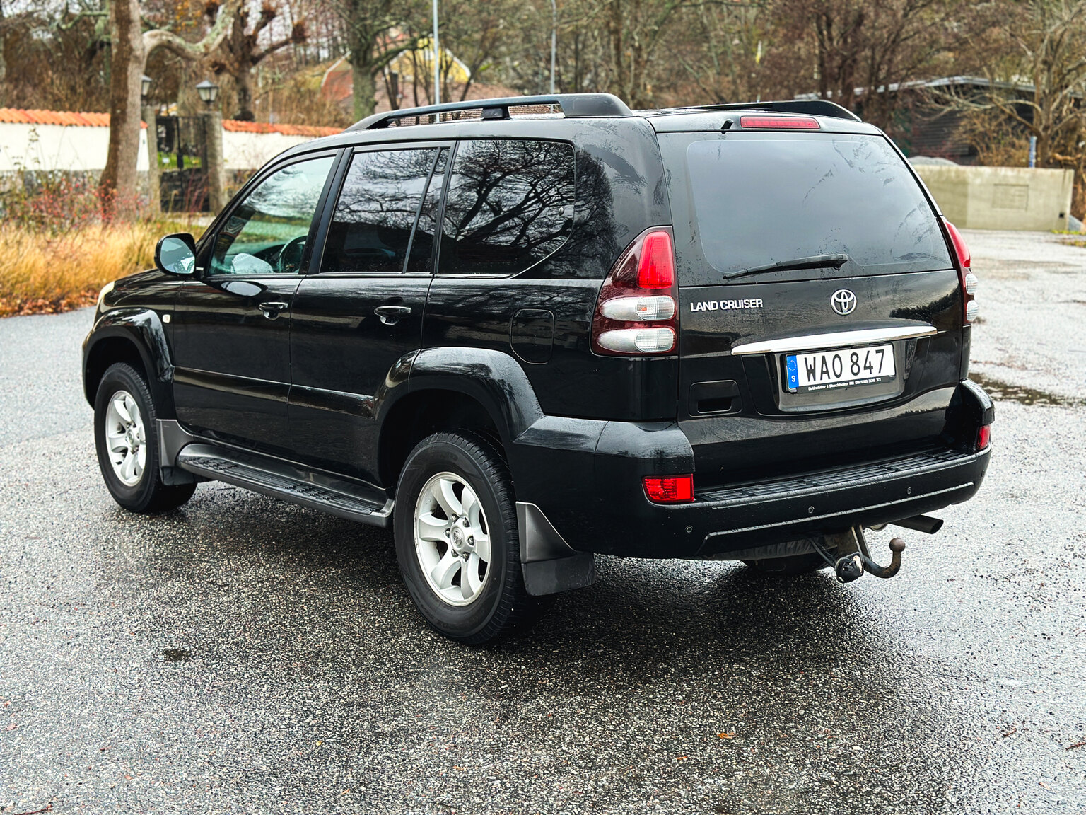 Exterior image of 2004 Toyota Land Cruiser