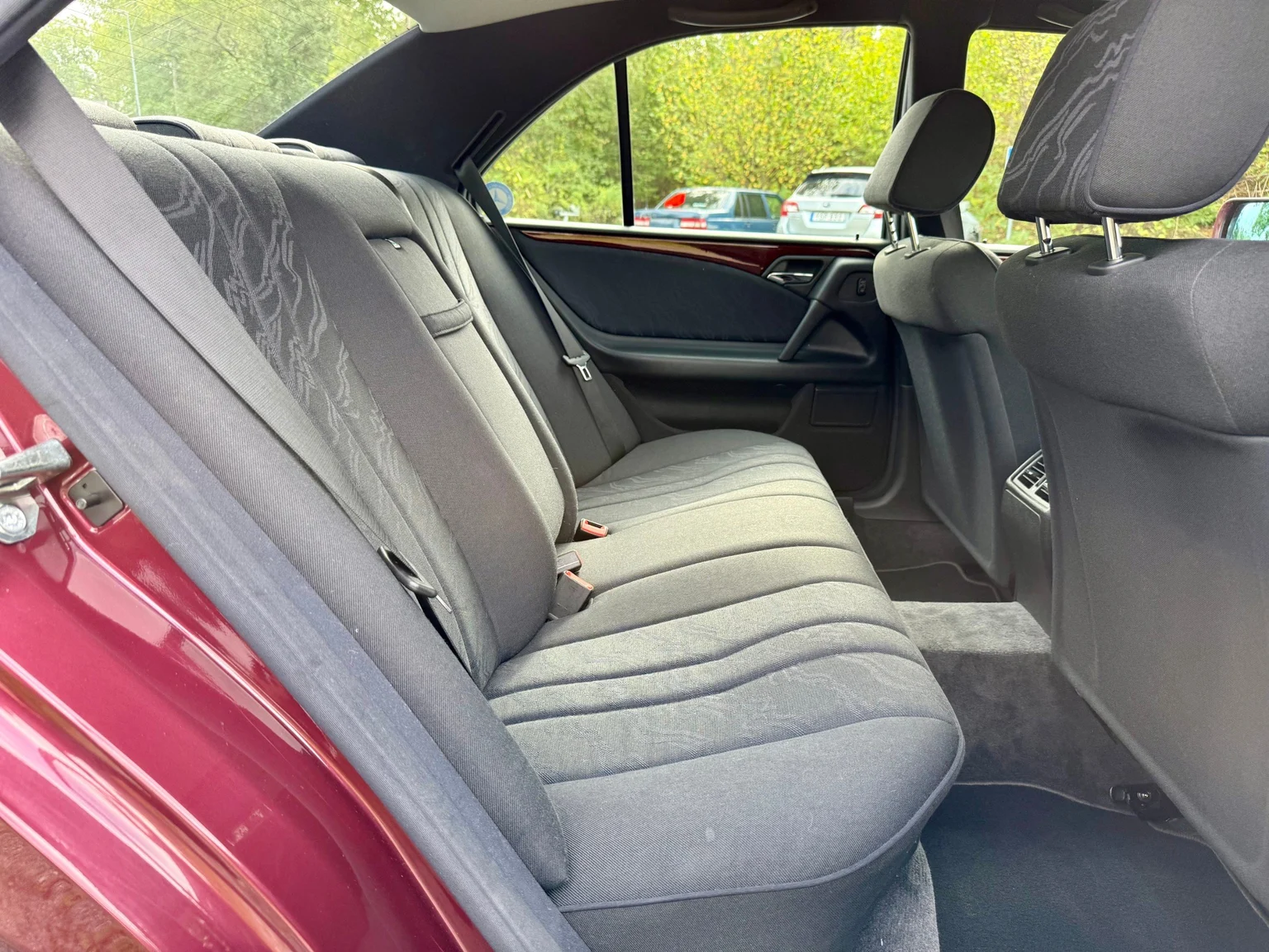 Innenraumfoto von 1997 Mercedes-Benz E 290 TD (57)