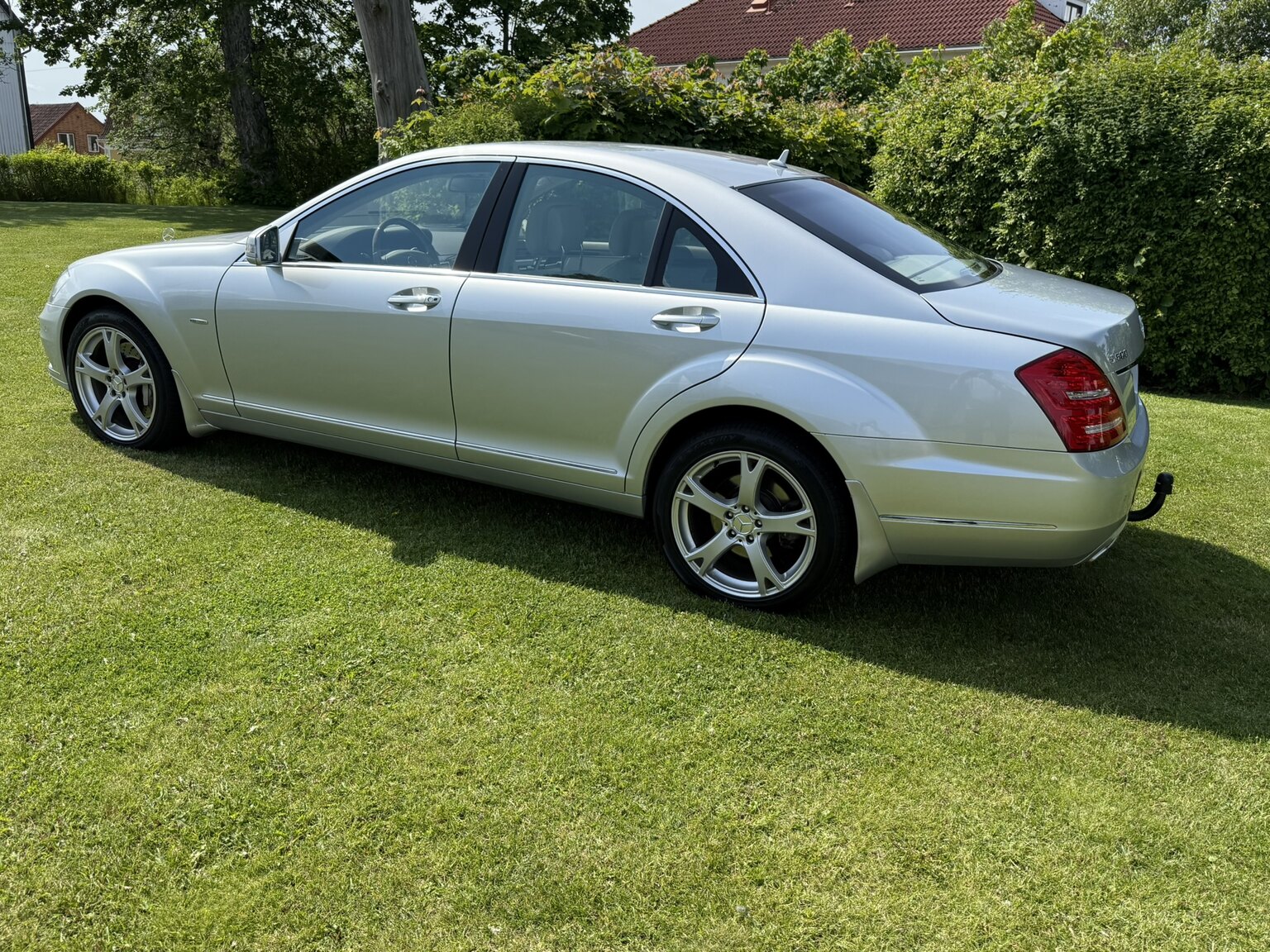 Exterior image of 2011 Mercedes-Benz S 500 4MATIC 
