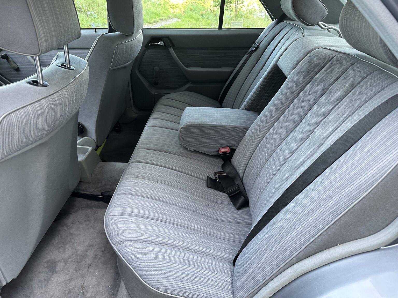 Innenraumfoto von 1989 Mercedes-Benz 230E
