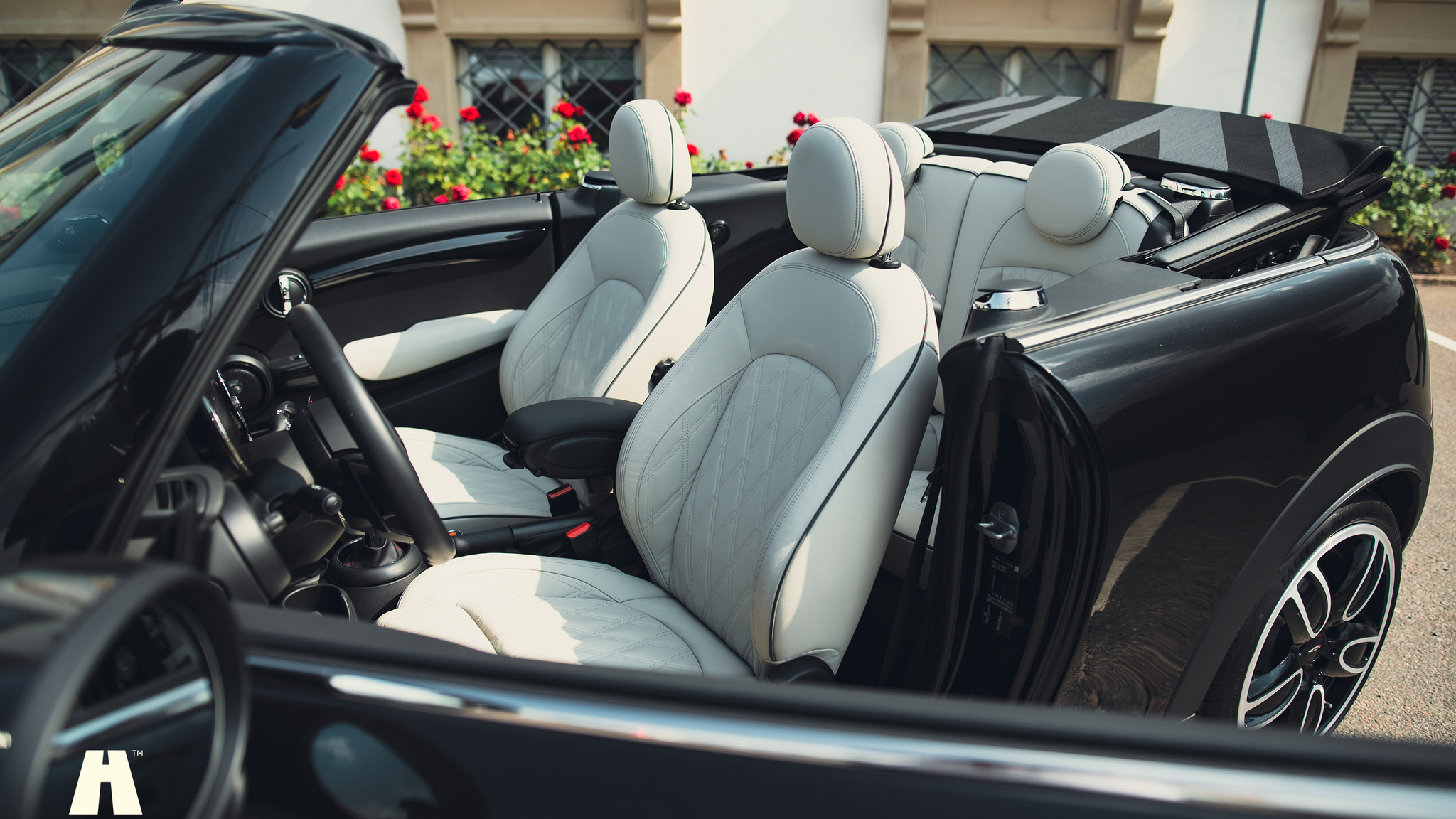 Innenraumfoto von 2021 Mini John Cooper Works Cabriolet  (3)