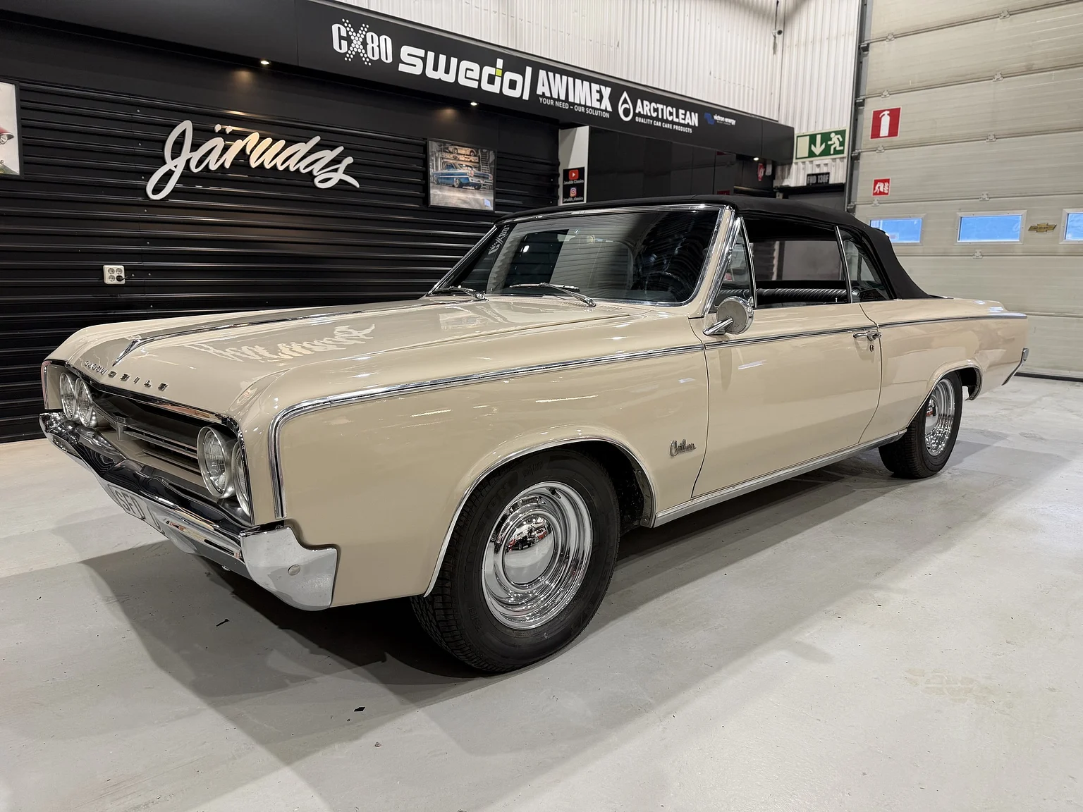 Exterior image of 1964 Oldsmobile Cutlass Convertible (22)