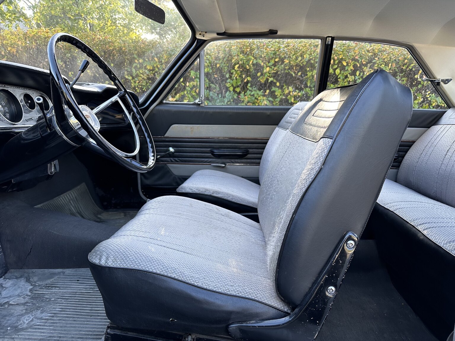 Interior image of 1965 Ford Taunus 17M (2)