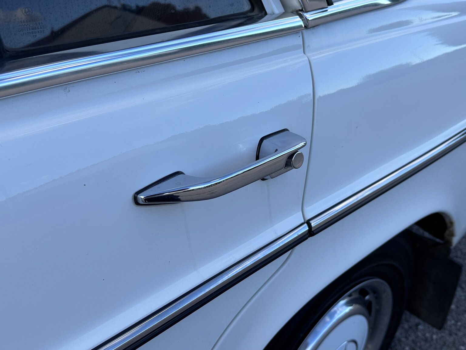 Exteriörbild på 1975 Mercedes Benz 200