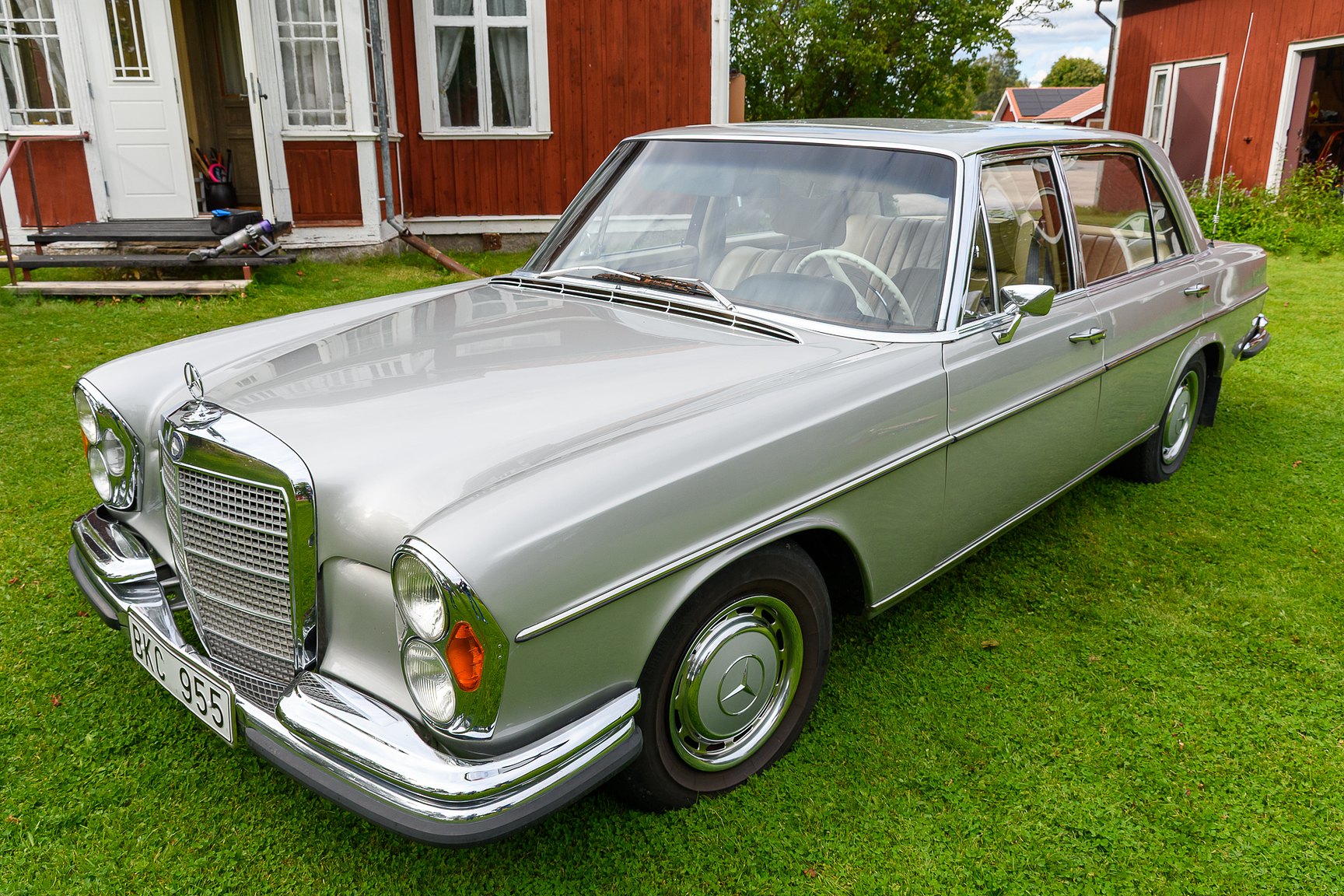 Exterior image of 1969 Mercedes-Benz 300 SEL