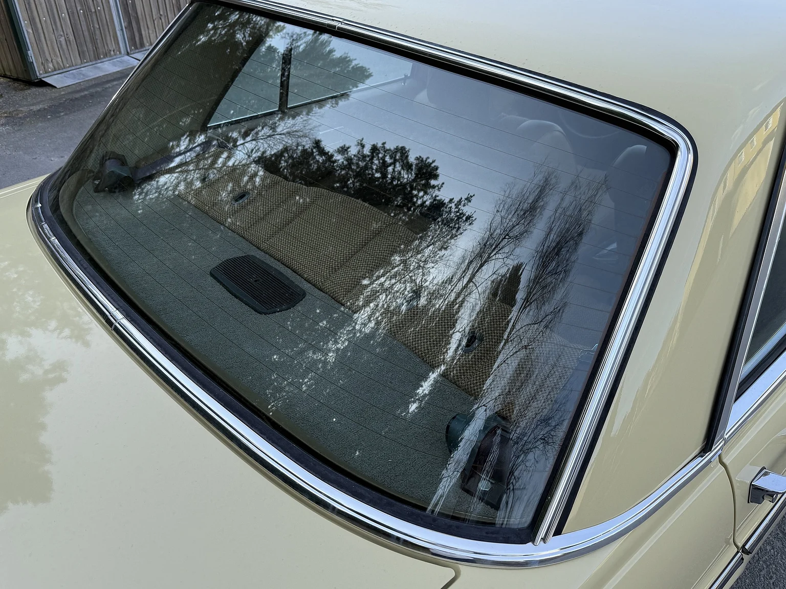 Exterior image of 1974 Mercedes-Benz 230 Automatic (55)