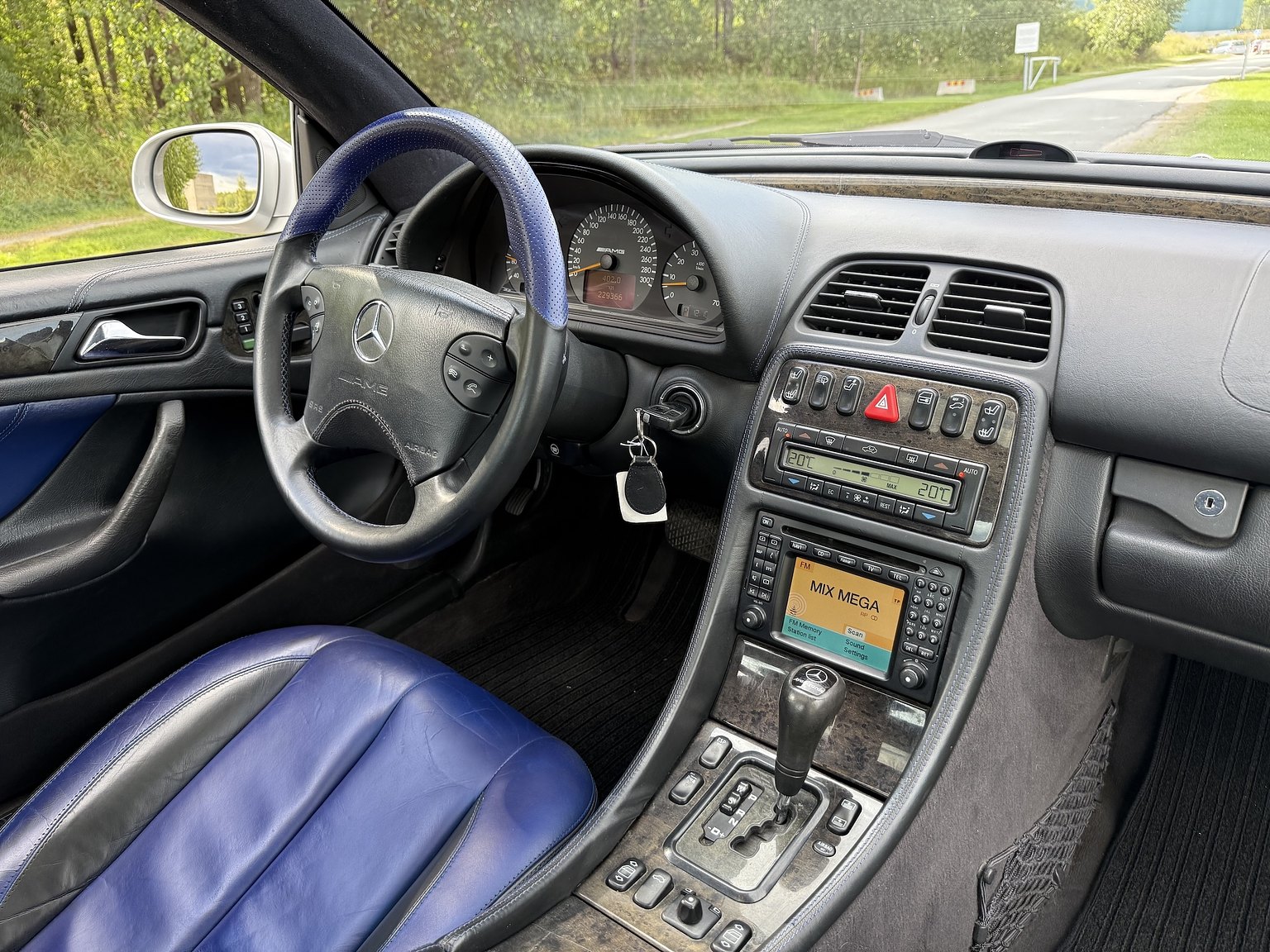 Interior image of 2000 Mercedes-Benz CLK 55 AMG Coupé