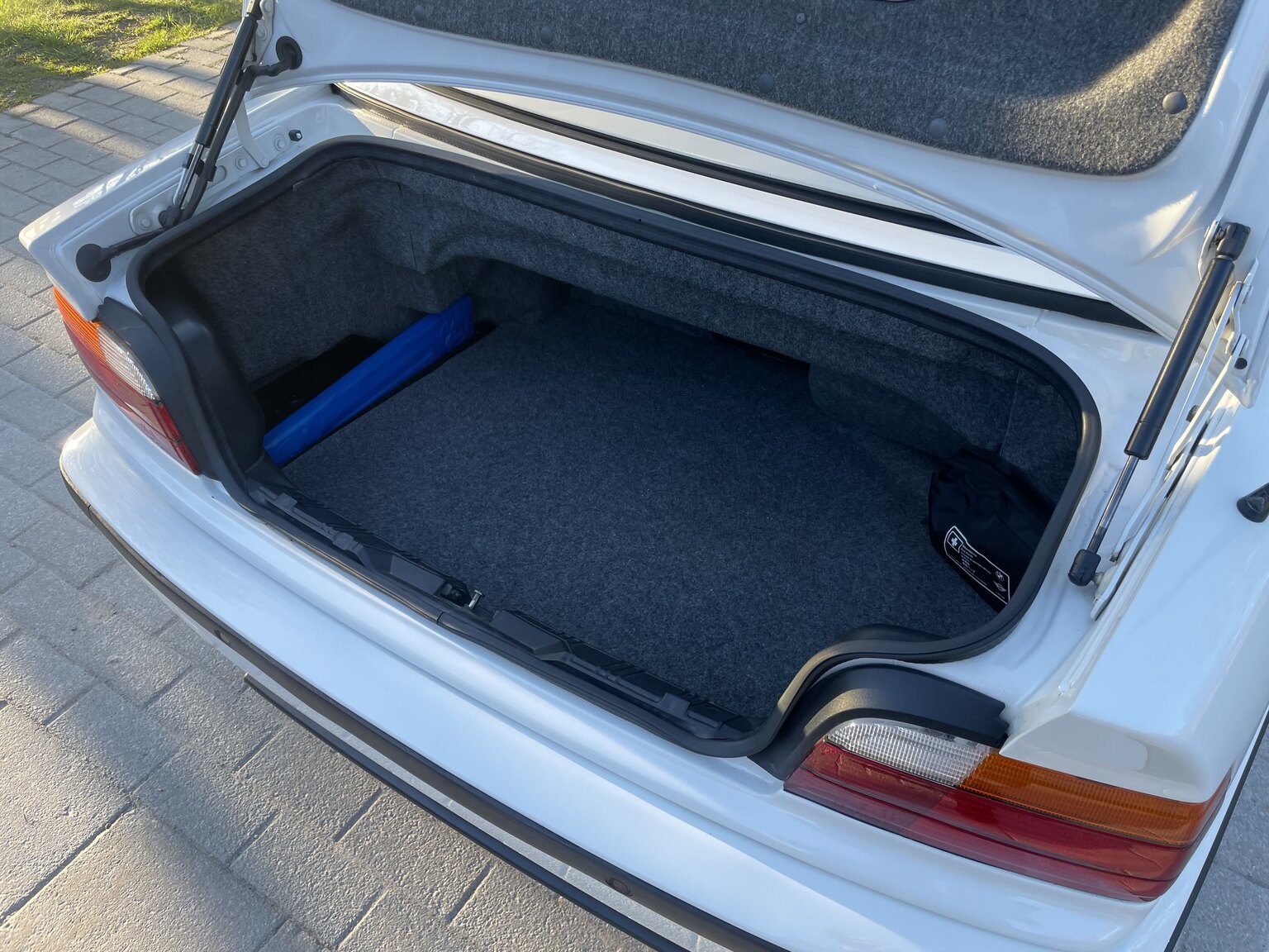 Interior image of 1995 BMW 328 iA Convertible