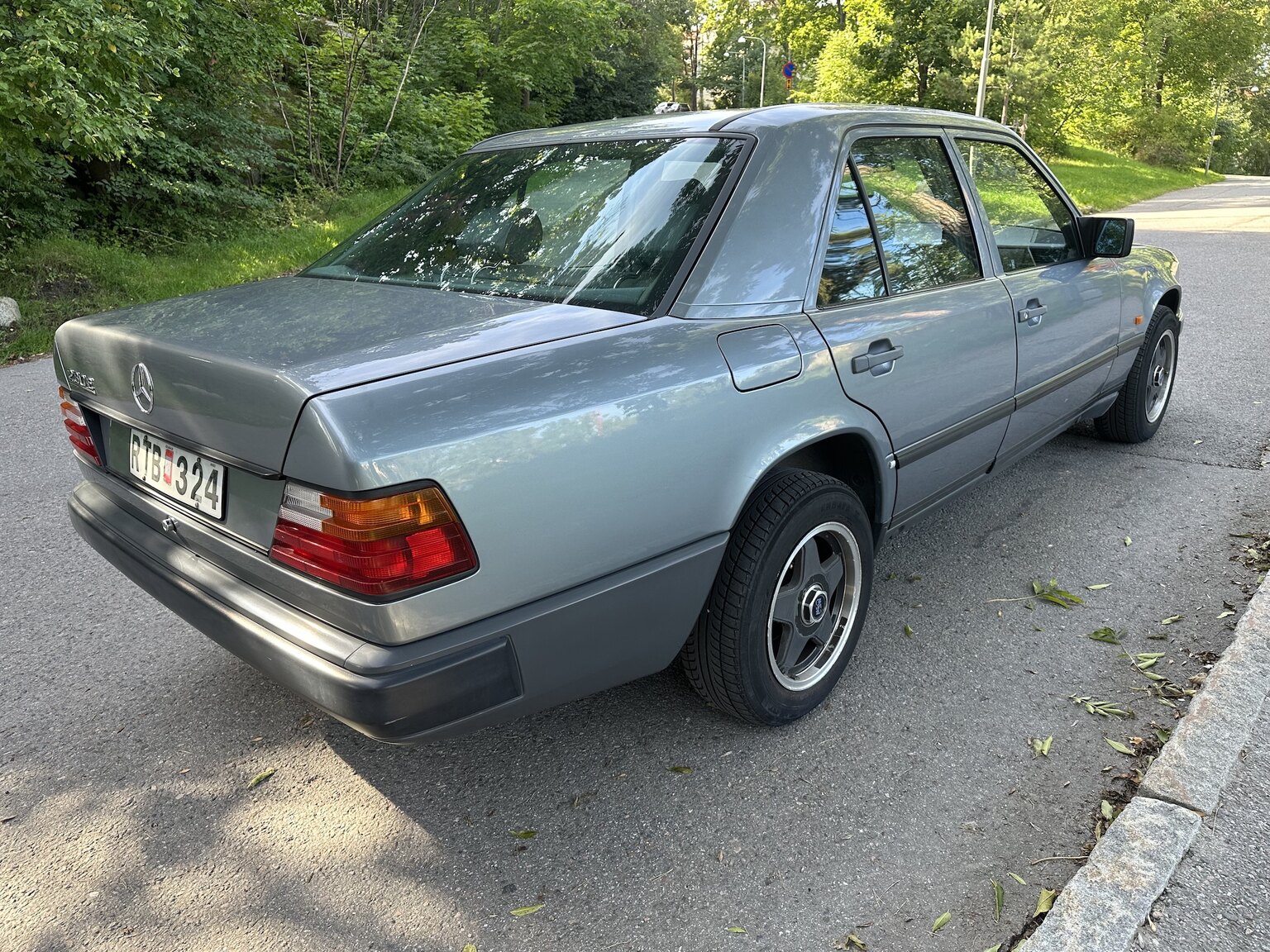 Aussenfoto 1989 Mercedes-Benz 230E