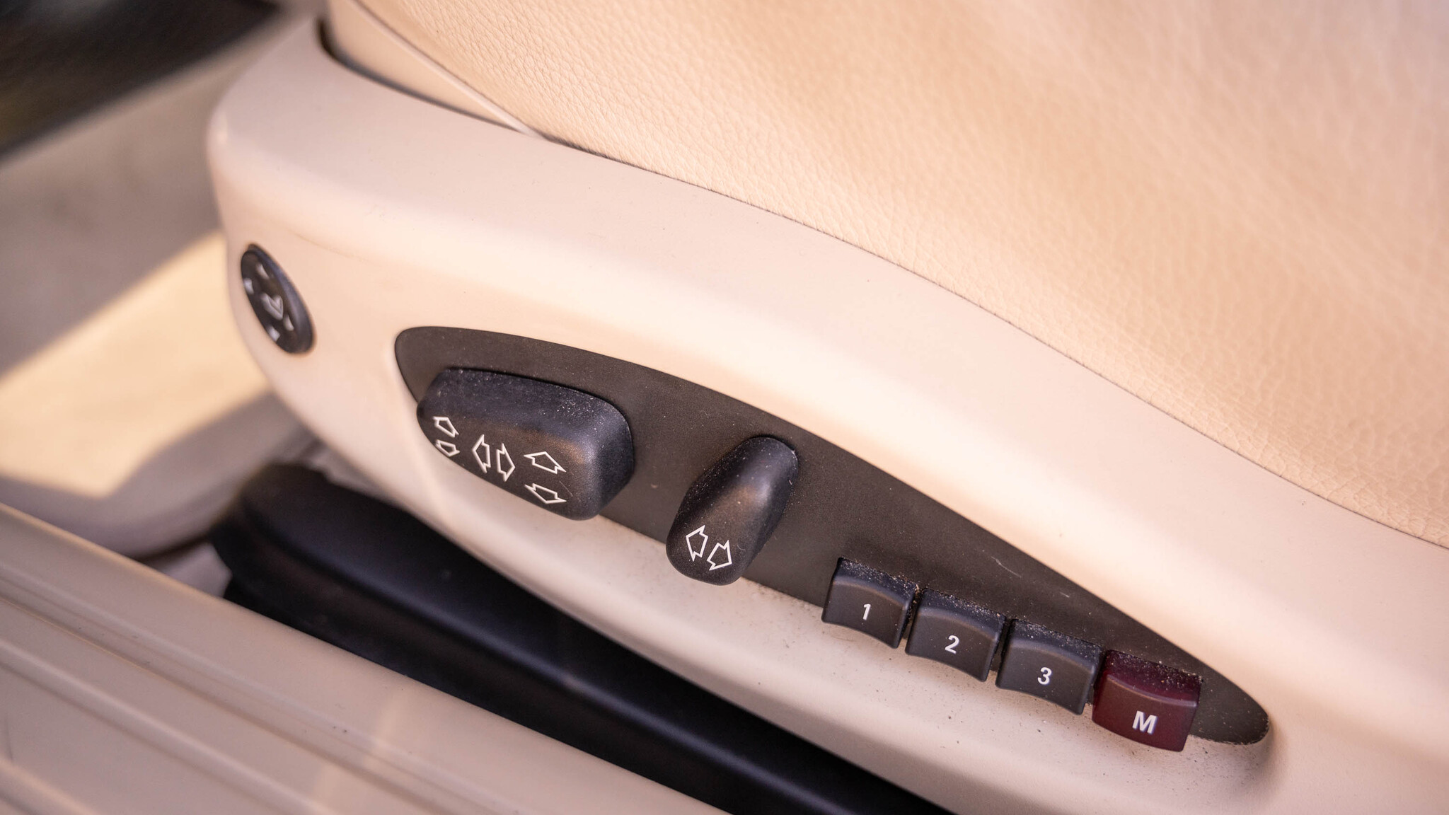 Interior image of 2008 BMW 635d  (8)