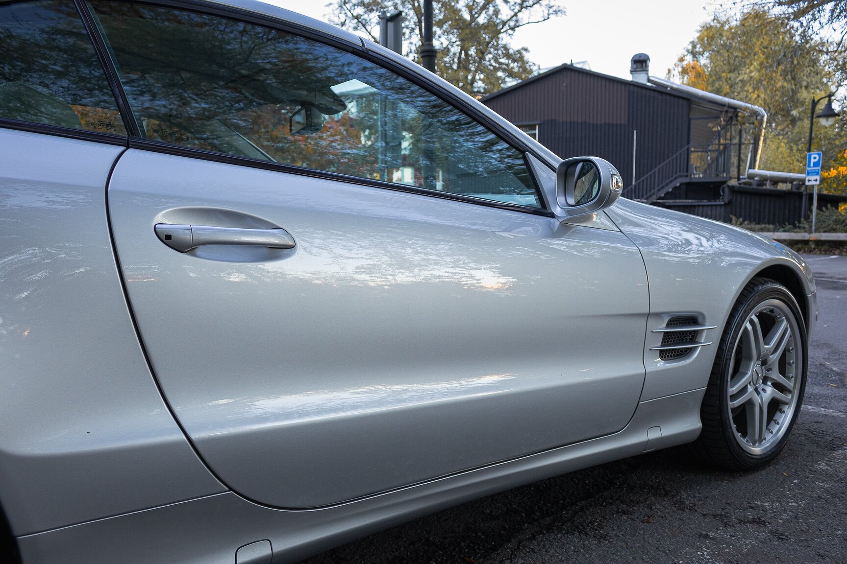 Exterior image of 2002 Mercedes-Benz SL 500