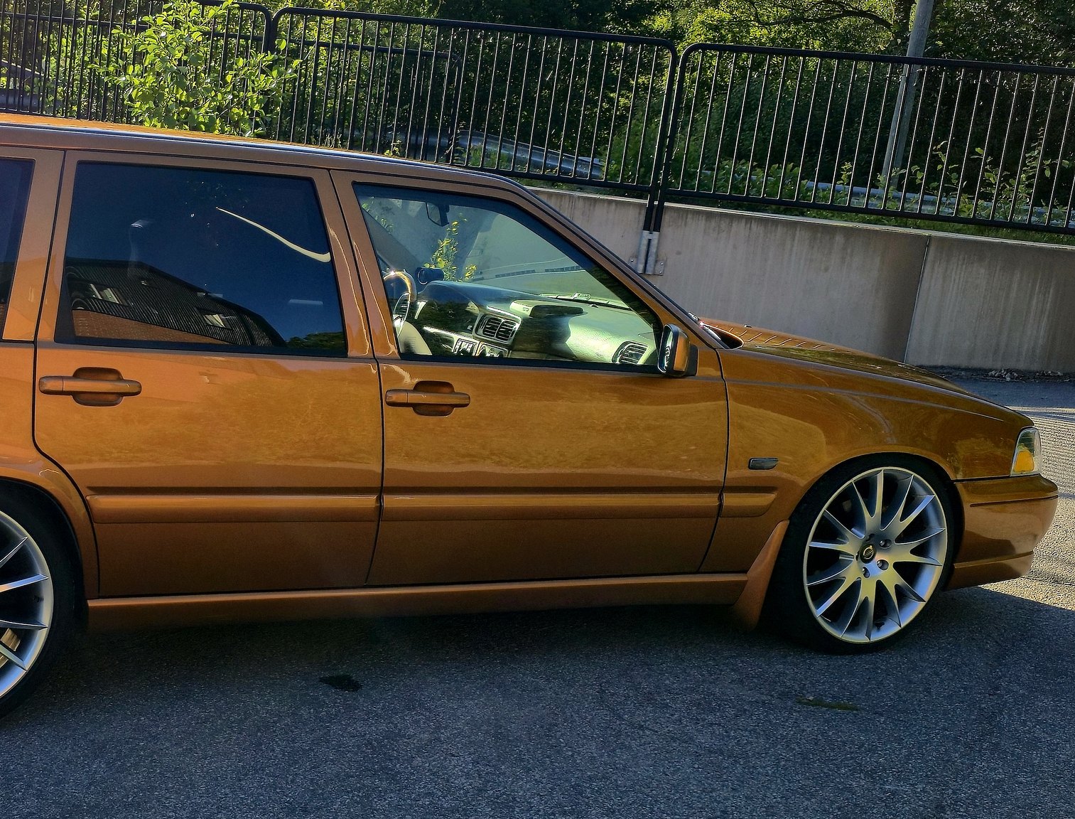 Exterior image of 1998 Volvo V70 R 2.3 T Automatisk