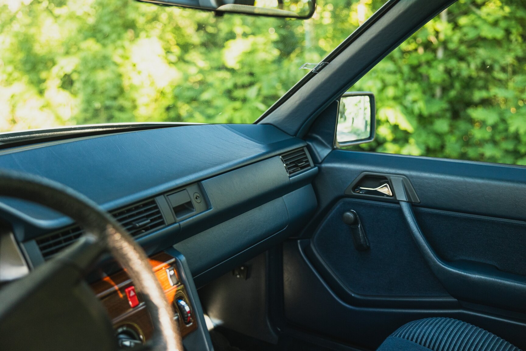 Innenraumfoto von 1987 Mercedes-Benz 230E