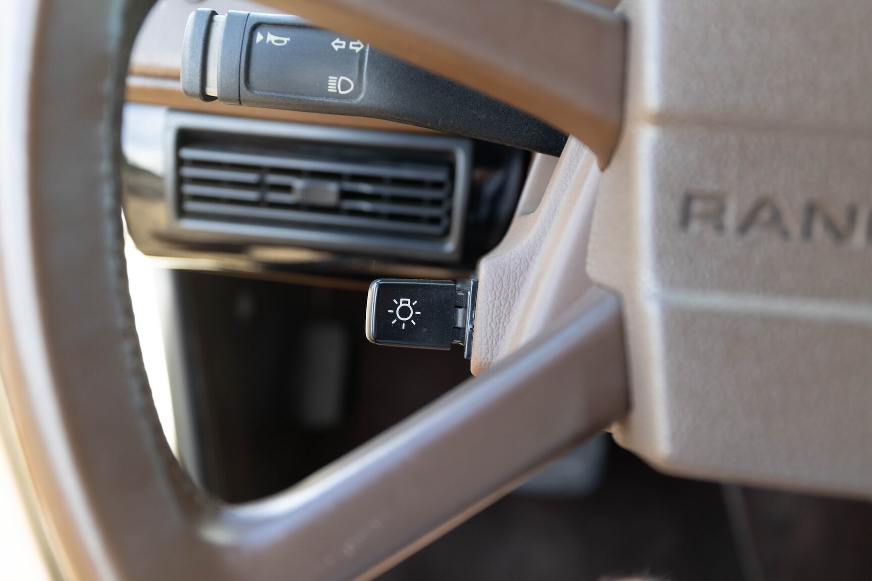 Innenraumfoto von 1991 Range Rover Restomod