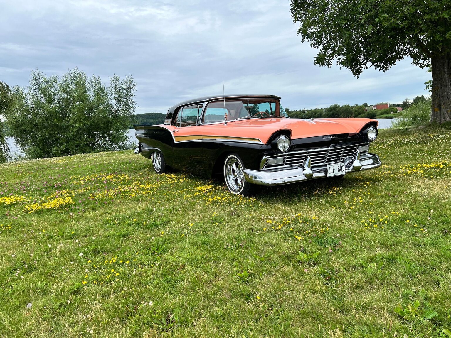 Exterior image of 1957 Ford Fairlane 500 Skyliner Retract