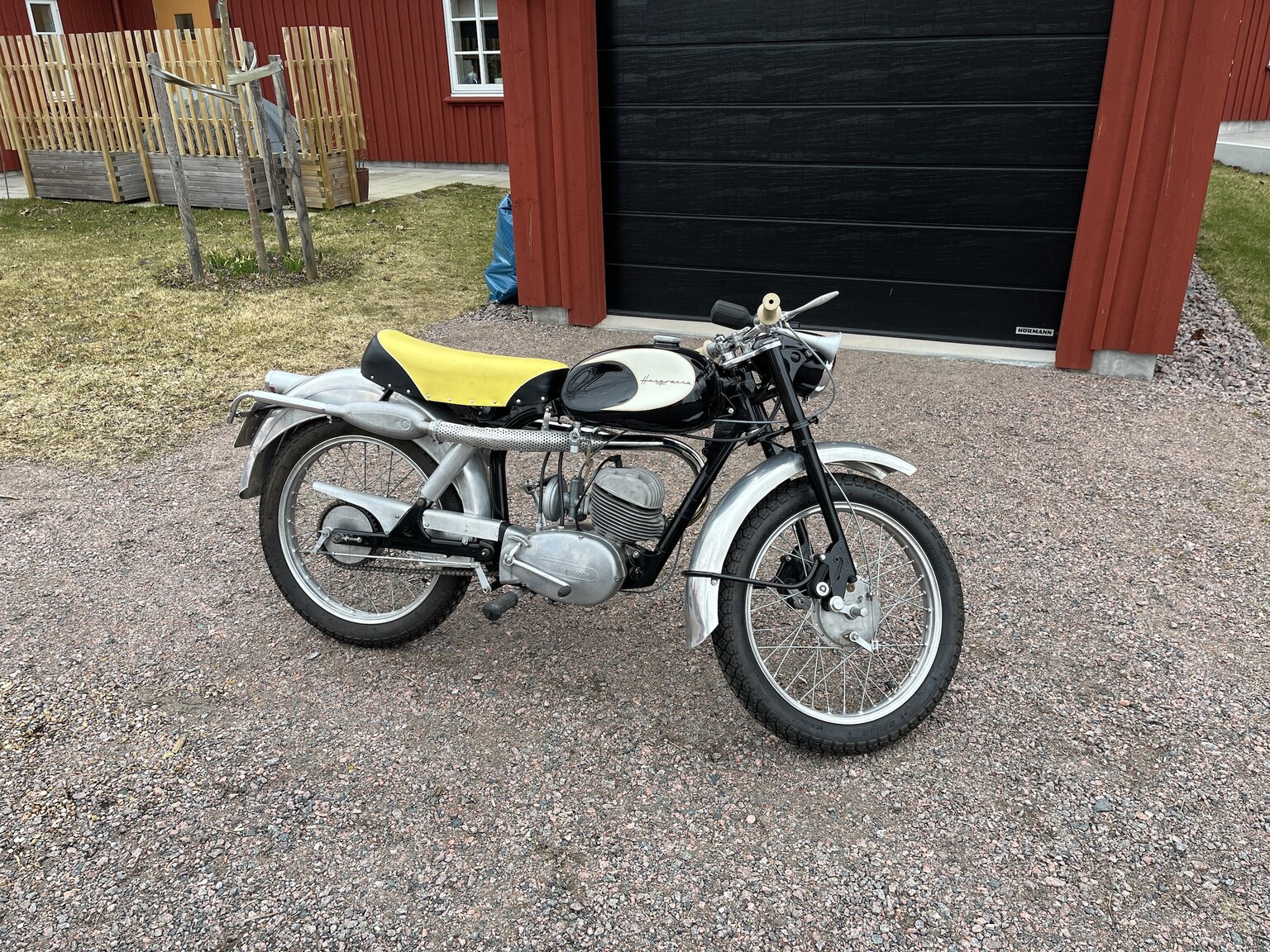 Exteriörbild på 1958 Husqvarna 283 "Guldpilen"